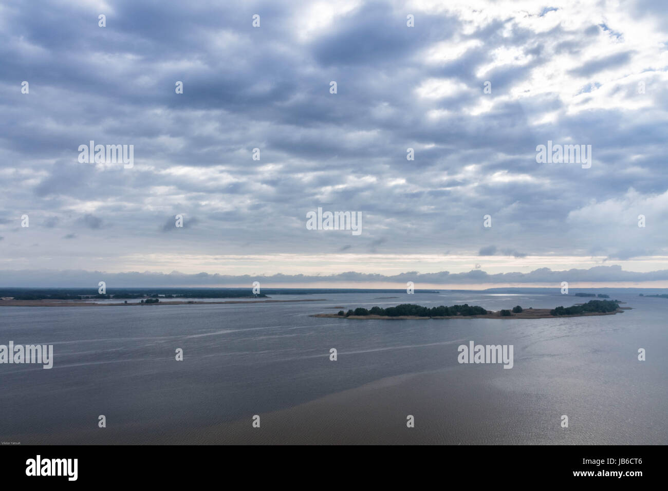 Paesaggio fluviale ampio fiume. Dnepr fiume. L'Ucraina. Foto Stock Paesaggio fluviale ampio fiume. Dnepr fiume. L'Ucraina. Foto Stock
