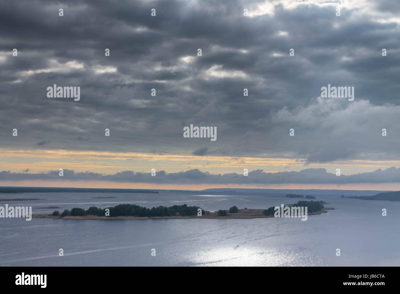 Paesaggio fluviale. Isola in mezzo al fiume. Ampio fiume. Dnieper. Un raggio di sole attraverso le nuvole. Foto Stock Paesaggio fluviale. Isola in mezzo al fiume. Ampio fiume. Dnieper. Un raggio di sole attraverso le nuvole. Foto Stock