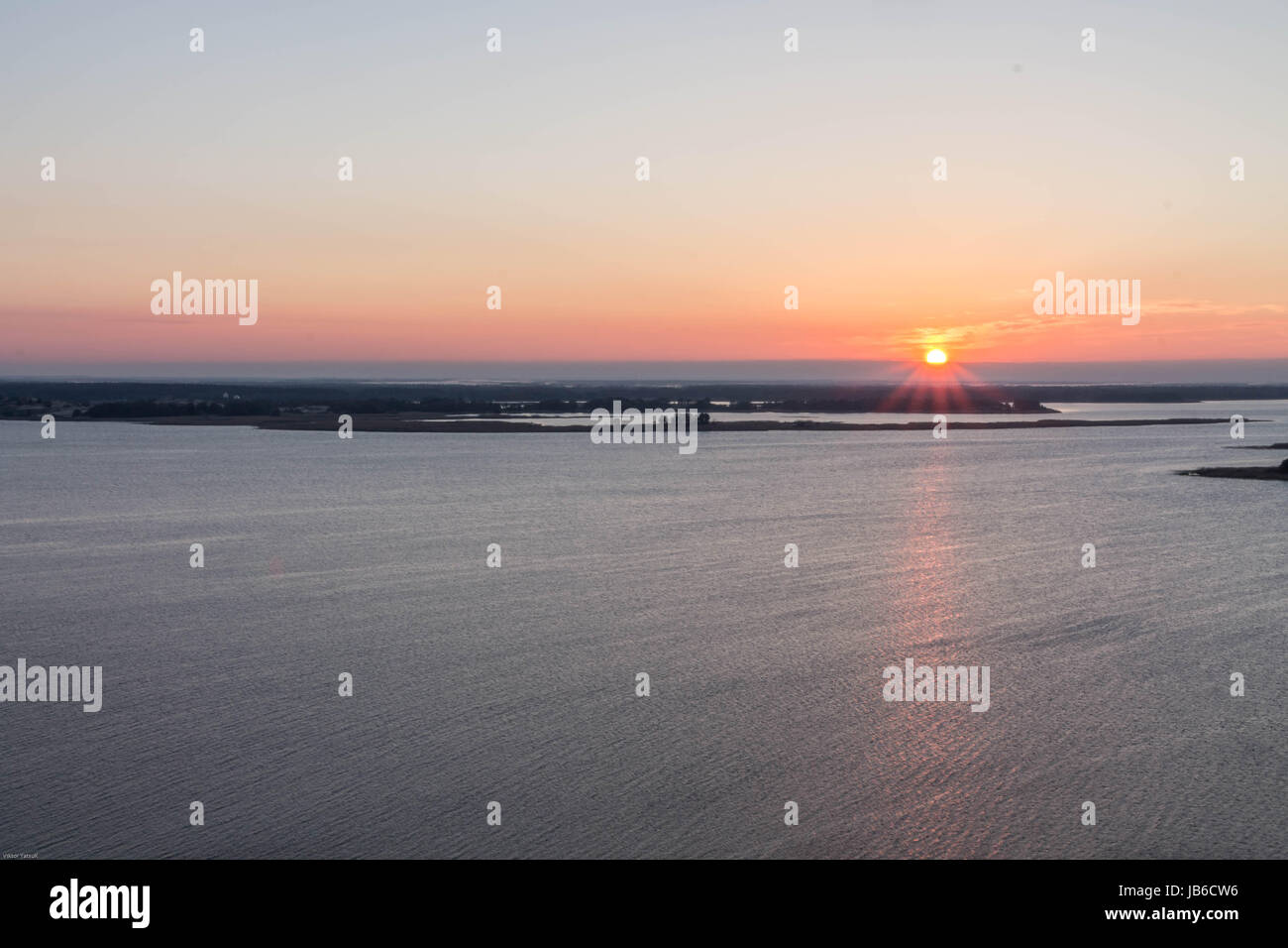 Alba sul grande fiume. Il sole si trova in corrispondenza del bordo destro del telaio. Foto Stock Alba sul grande fiume. Il sole si trova in corrispondenza del bordo destro del telaio. Foto Stock