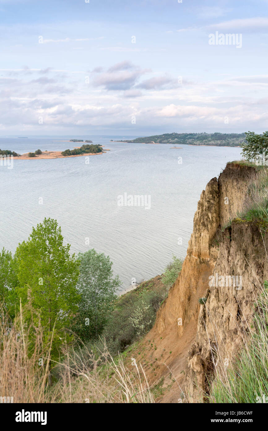 Vista del fiume attraverso la rottura di una montagna. Foto Stock
