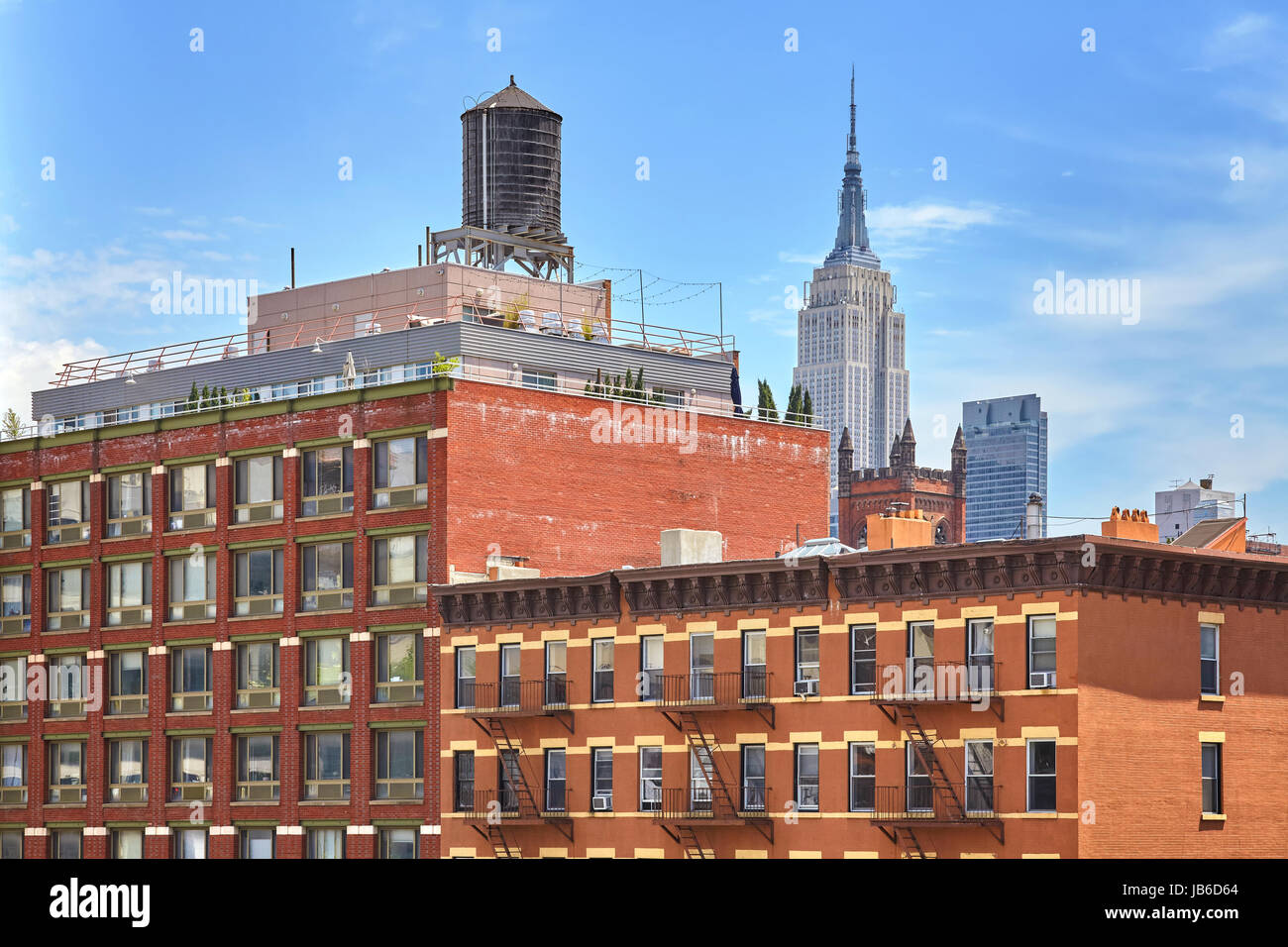 Sul tetto del serbatoio di acqua su un appartamento di New York edificio, STATI UNITI D'AMERICA. Foto Stock