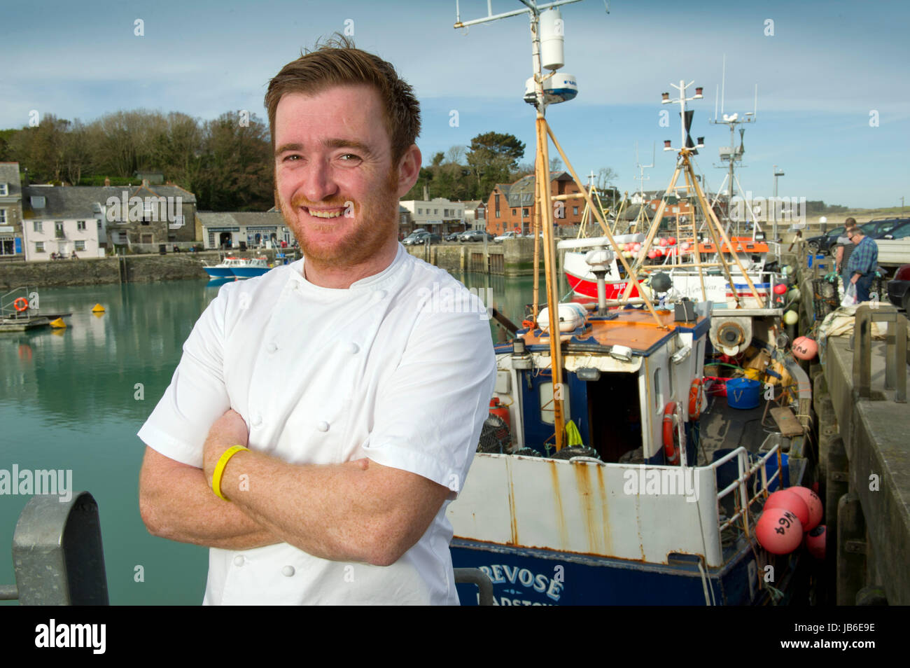 Lo chef jack stein, figlio di Rick stein e che ora gestisce il ristorante di pesce a Padstow, Cornwall, Regno Unito, jack è anche fotografato in Padstow porto. Foto Stock