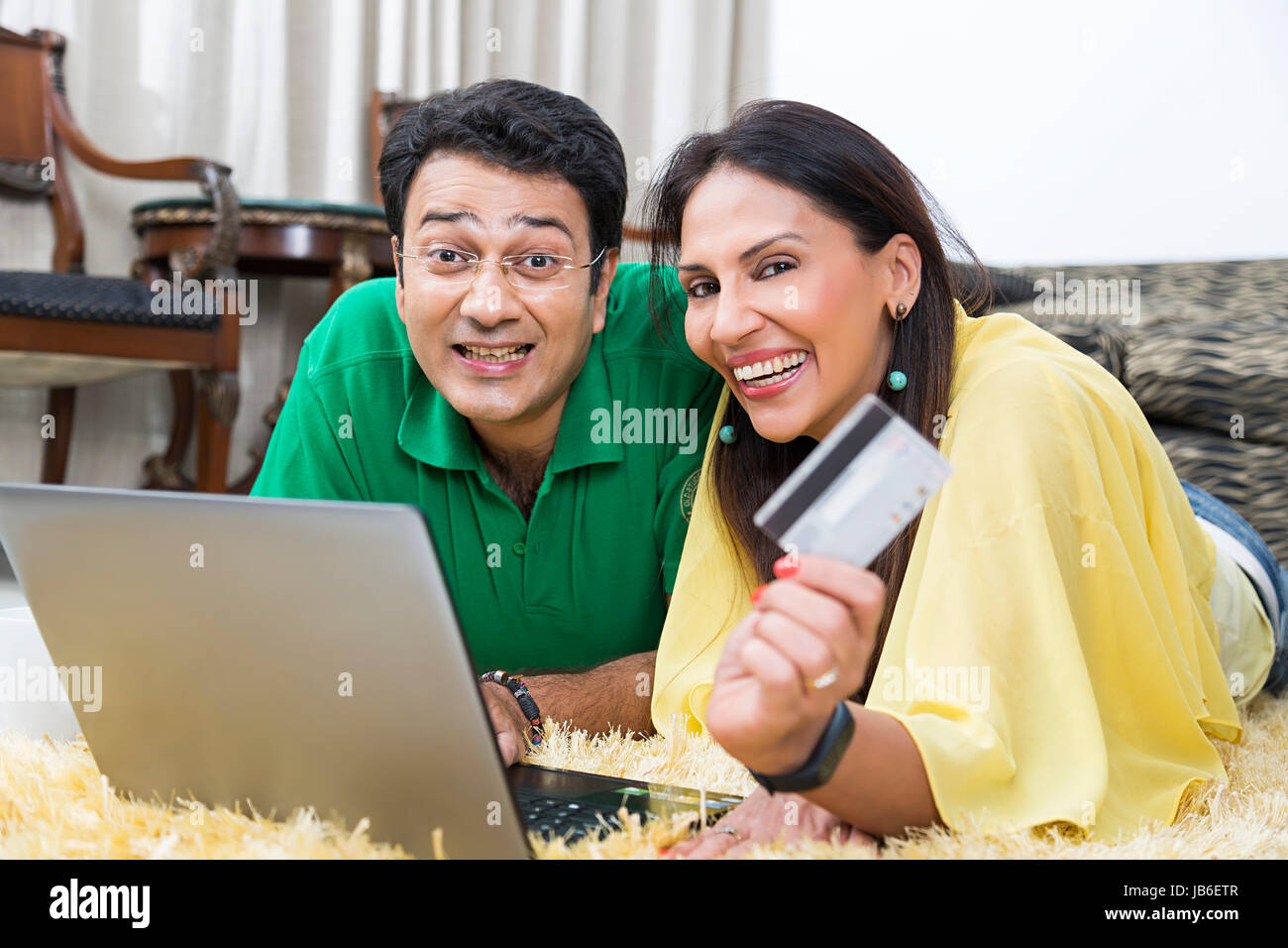 2 persone adulto uomo donna adulta a home prenotazione carta di credito portatile per lo shopping online e la vendita al dettaglio che mostra Foto Stock
