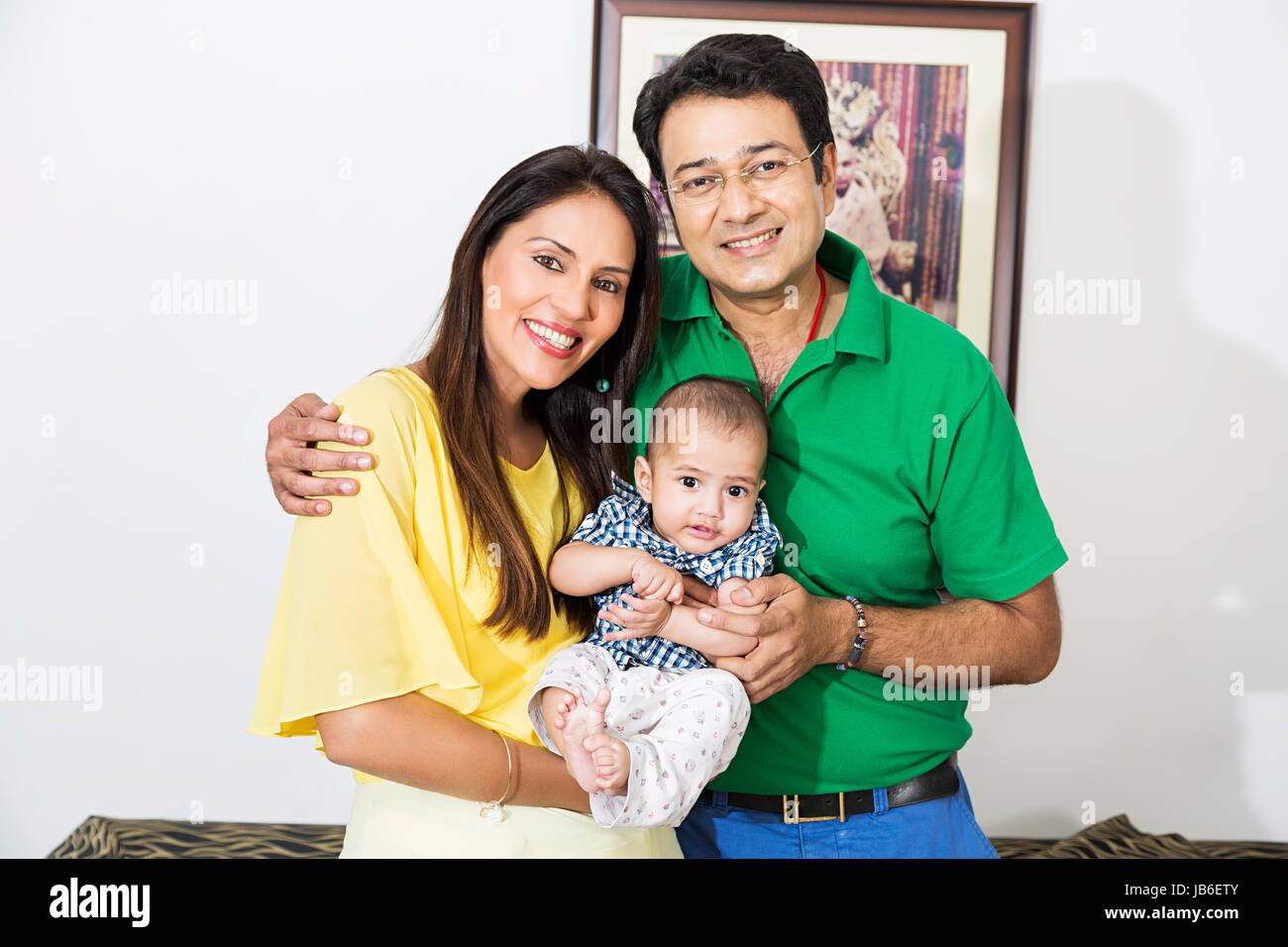 3 persone adulto uomo donna adulta a casa baby boy padre figlio di genitori bambino Foto Stock