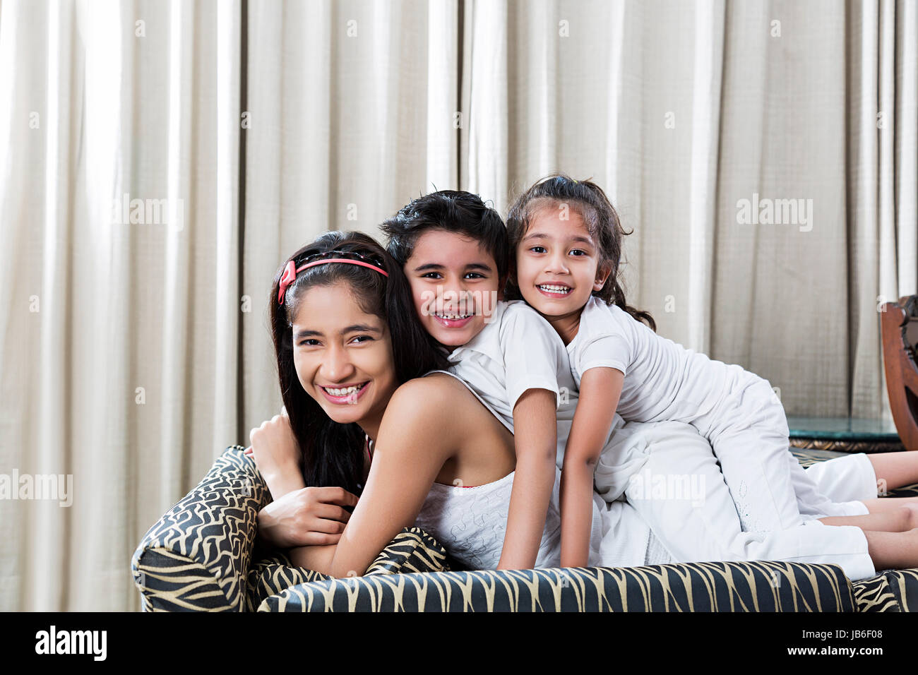 3 persone boy fratello cugino ragazze ragazzi sorella pendente divano Foto Stock