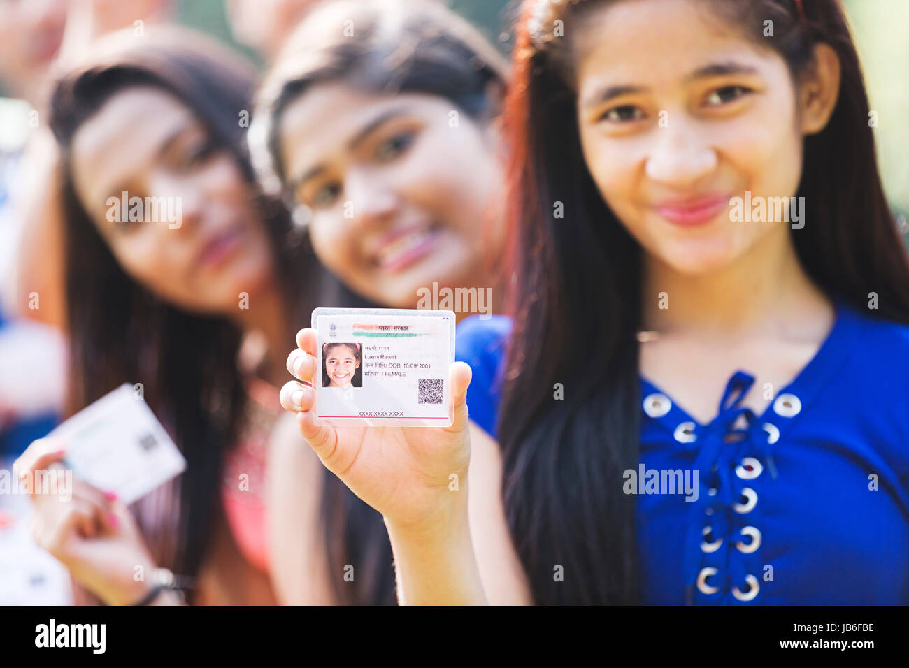 Indian adolescente ragazze mostra aadhaar governo carta di identità Foto Stock