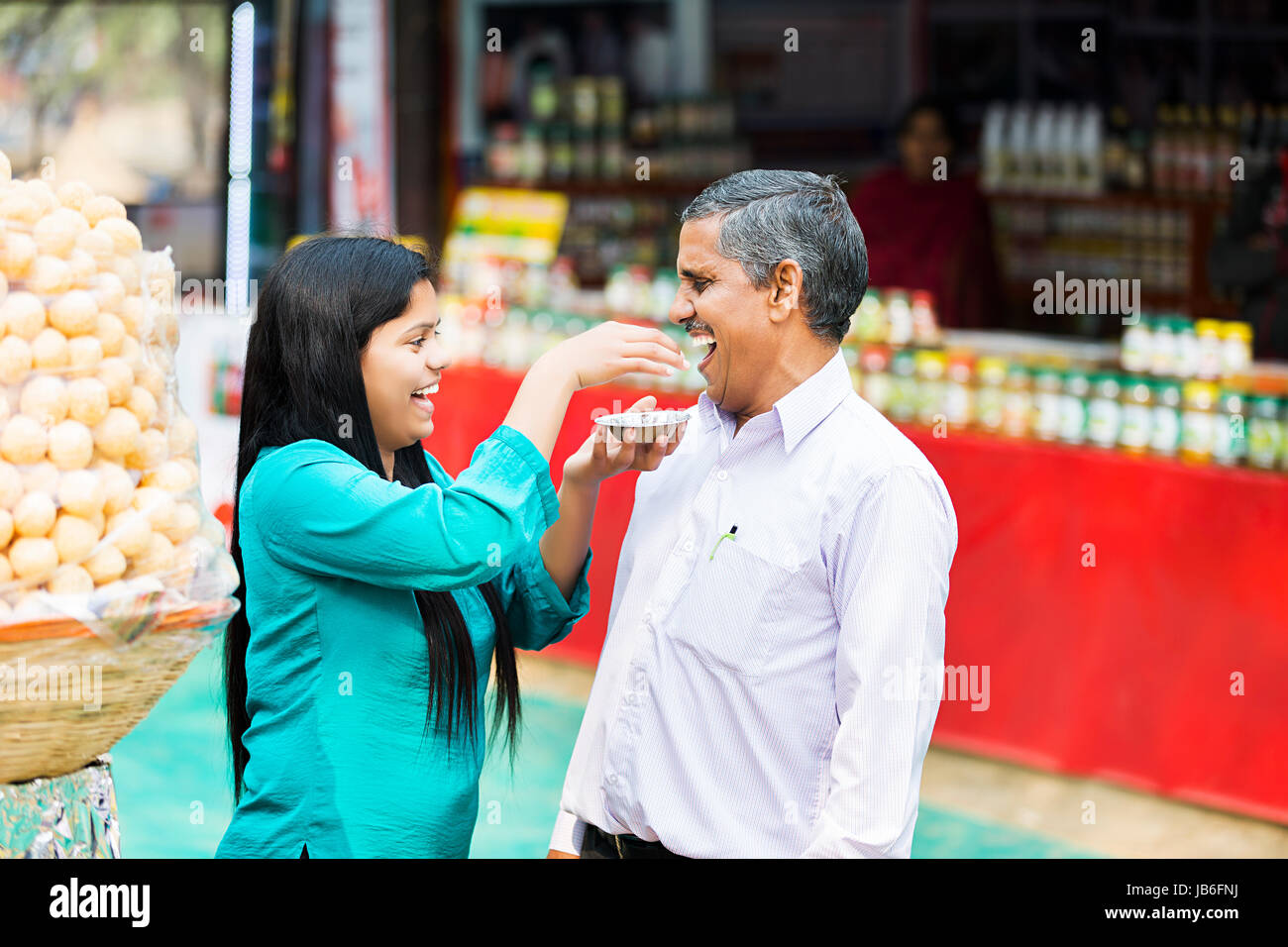 2 adulto indiano padre e figlia mangiare golgappe in suraj kund market Foto Stock