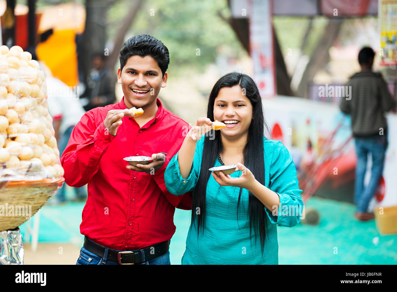 2 indian giovane uomo e donna amico mangiare pani puri in fiera suraj kund Foto Stock