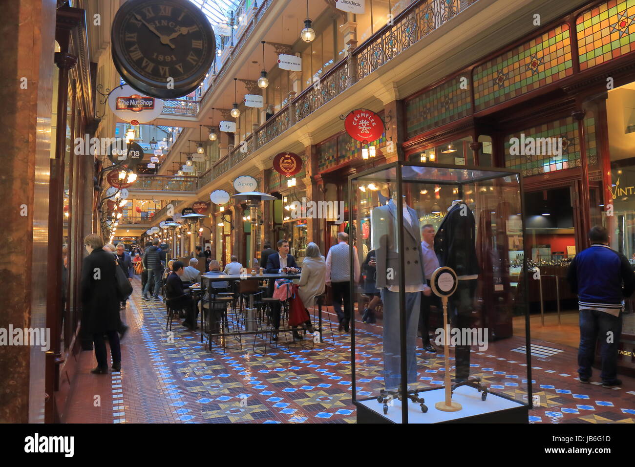La gente visita Strand shopping arcade a Sydney in Australia. Foto Stock