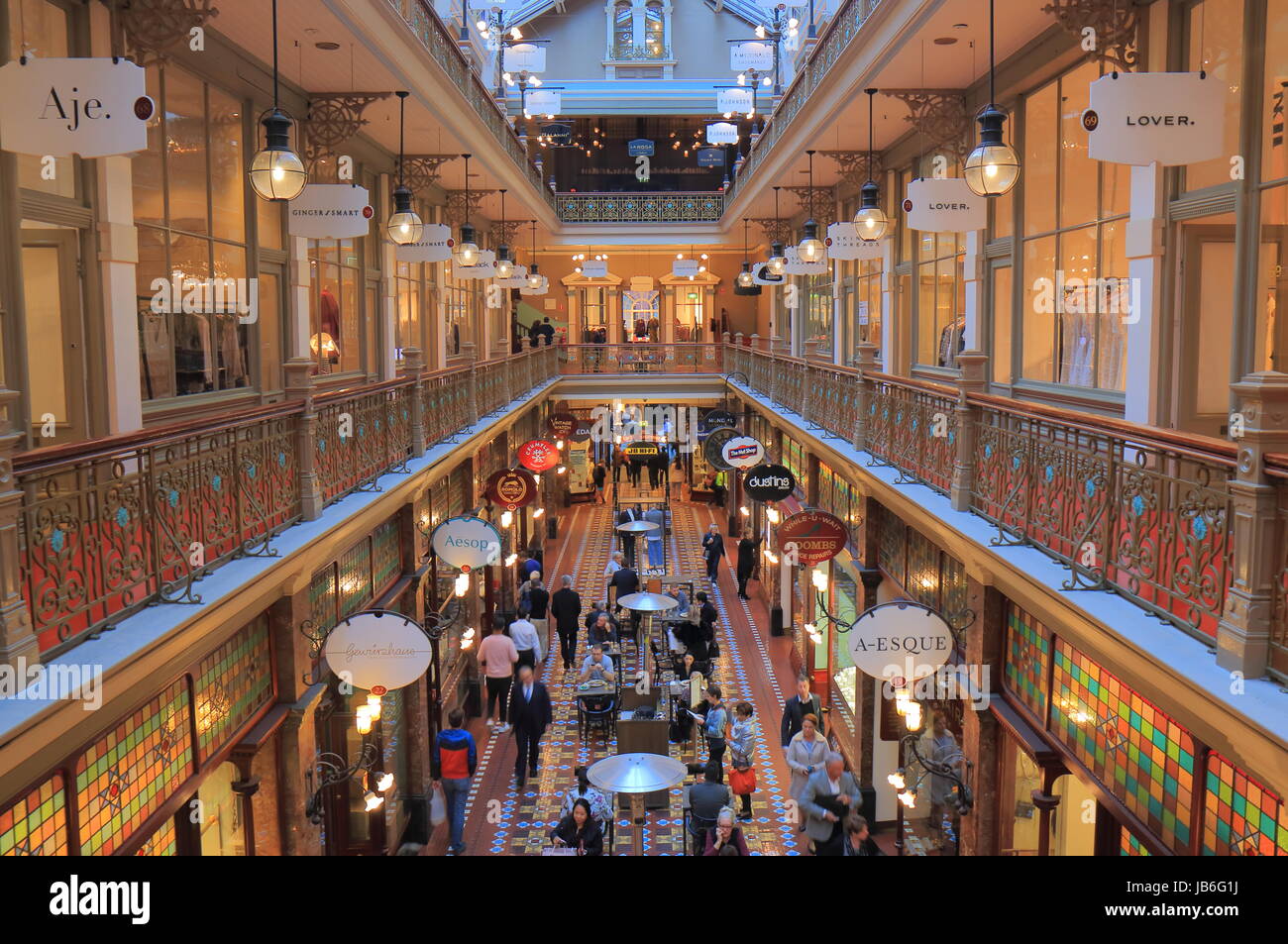 La gente visita Strand shopping arcade a Sydney in Australia. Foto Stock