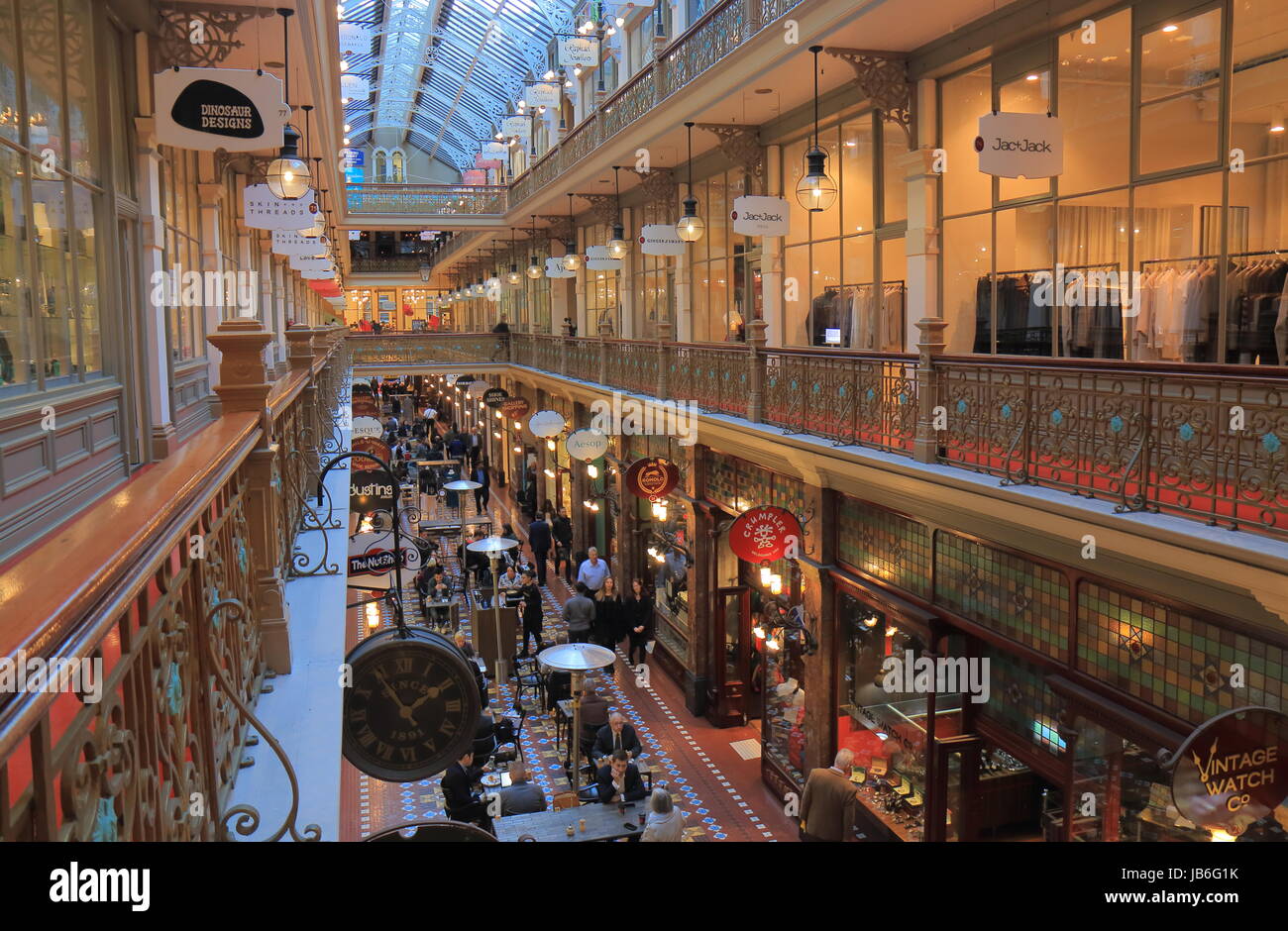 La gente visita Strand shopping arcade a Sydney in Australia. Foto Stock
