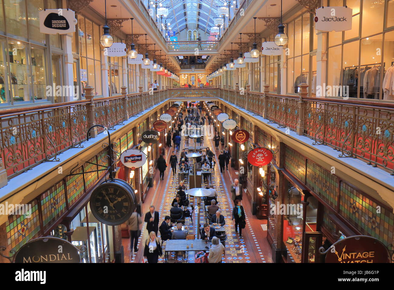 La gente visita Strand shopping arcade a Sydney in Australia. Foto Stock