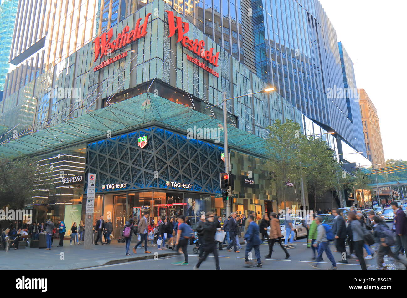 La gente visita Westfield department store in Sydney Australia. Westfield è un australiano shopping centre azienda fondata nel 1960. Foto Stock