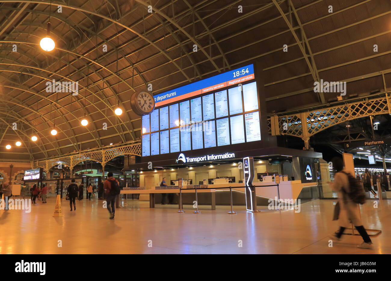La gente viaggia alla stazione centrale di Sydney in Australia. Foto Stock