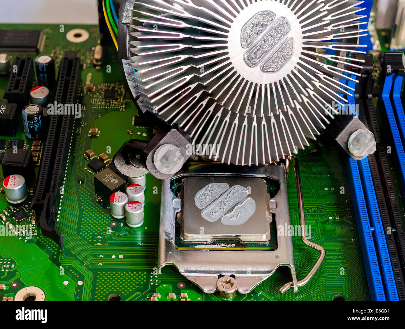 La ventola di raffreddamento e la CPU la pasta termica applicata prima di  montare la scheda madre Foto stock - Alamy