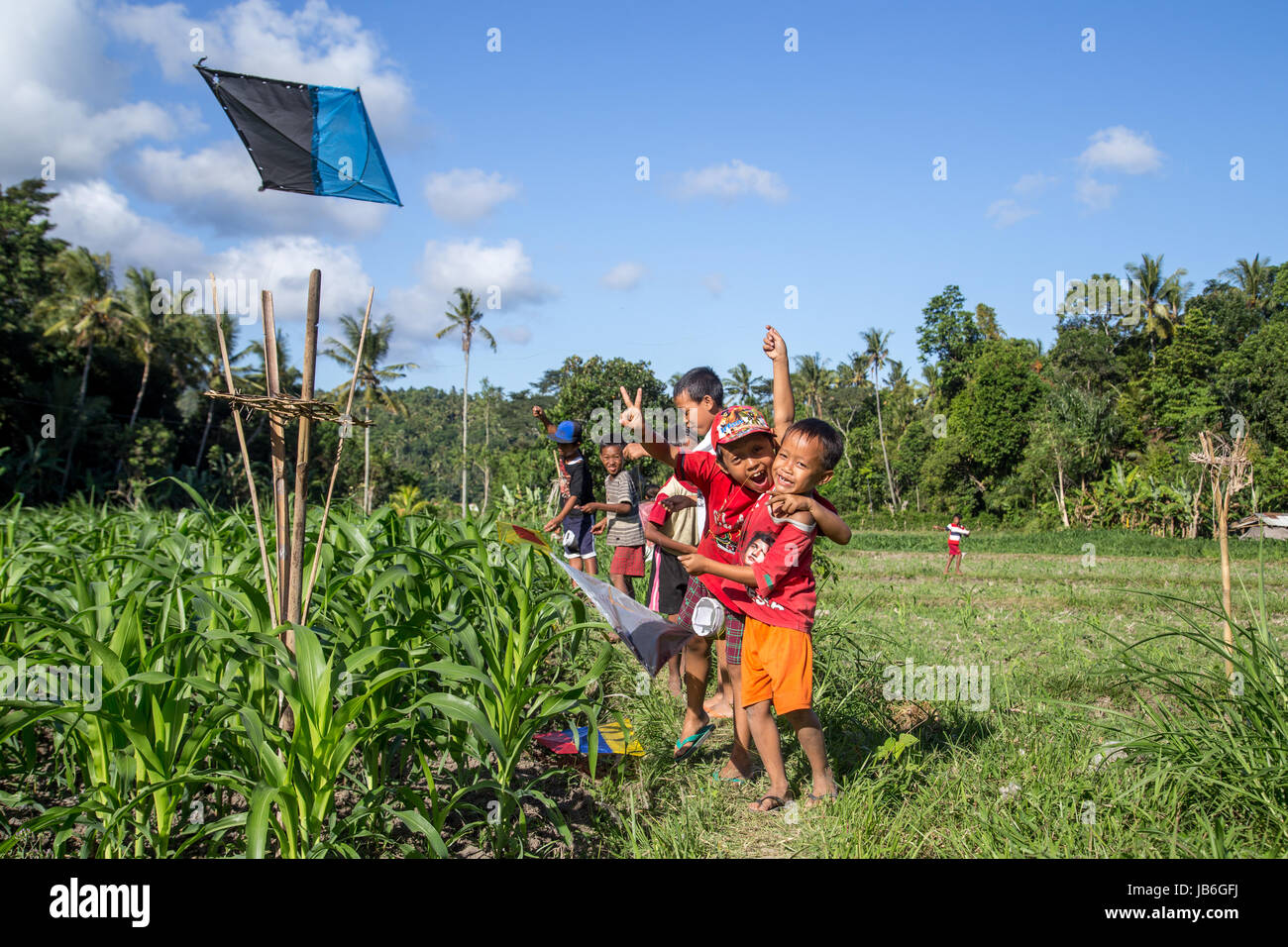 Bambini Balinese con aquiloni Foto Stock