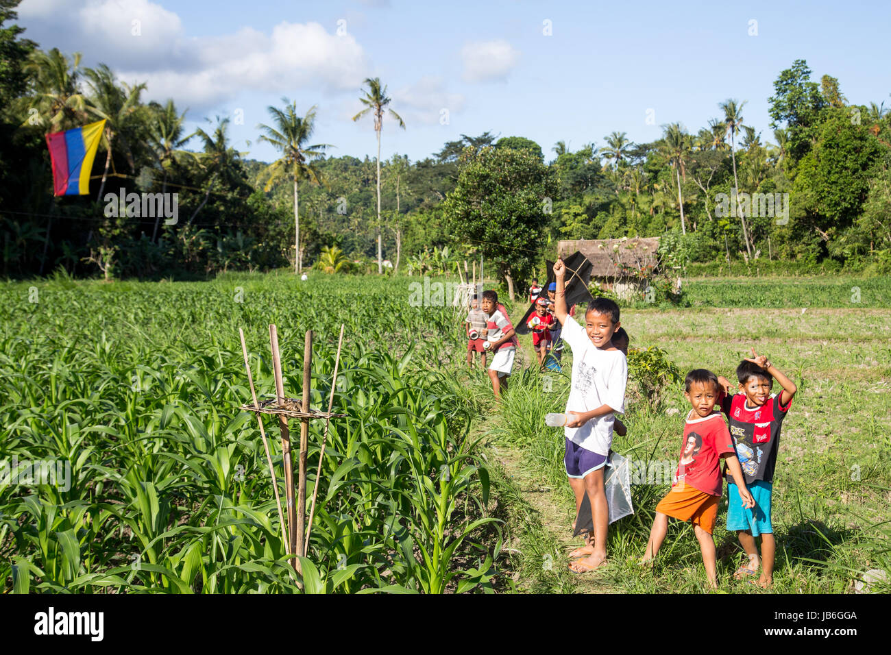Bambini Balinese con aquiloni Foto Stock