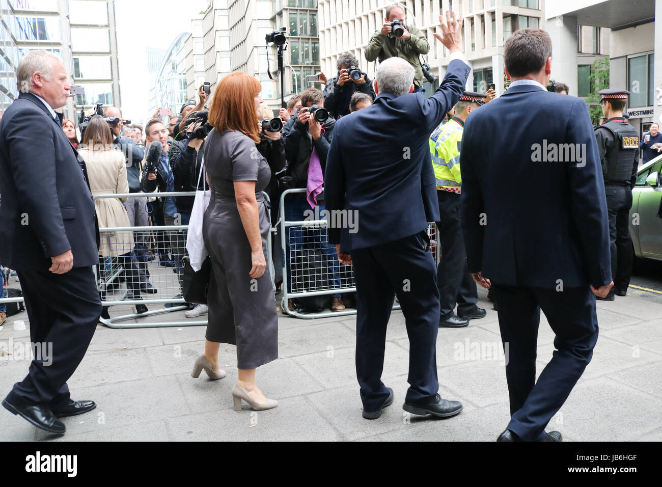 Londra REGNO UNITO. Il 9 giugno 2017. Leader laburista Jeremy Corbyn lascia partito sede a Londra dopo che fissano meglio di risultati attesi nell'elezione generale risultante in un Parlamento appeso Credito: amer ghazzal/Alamy Live News Foto Stock