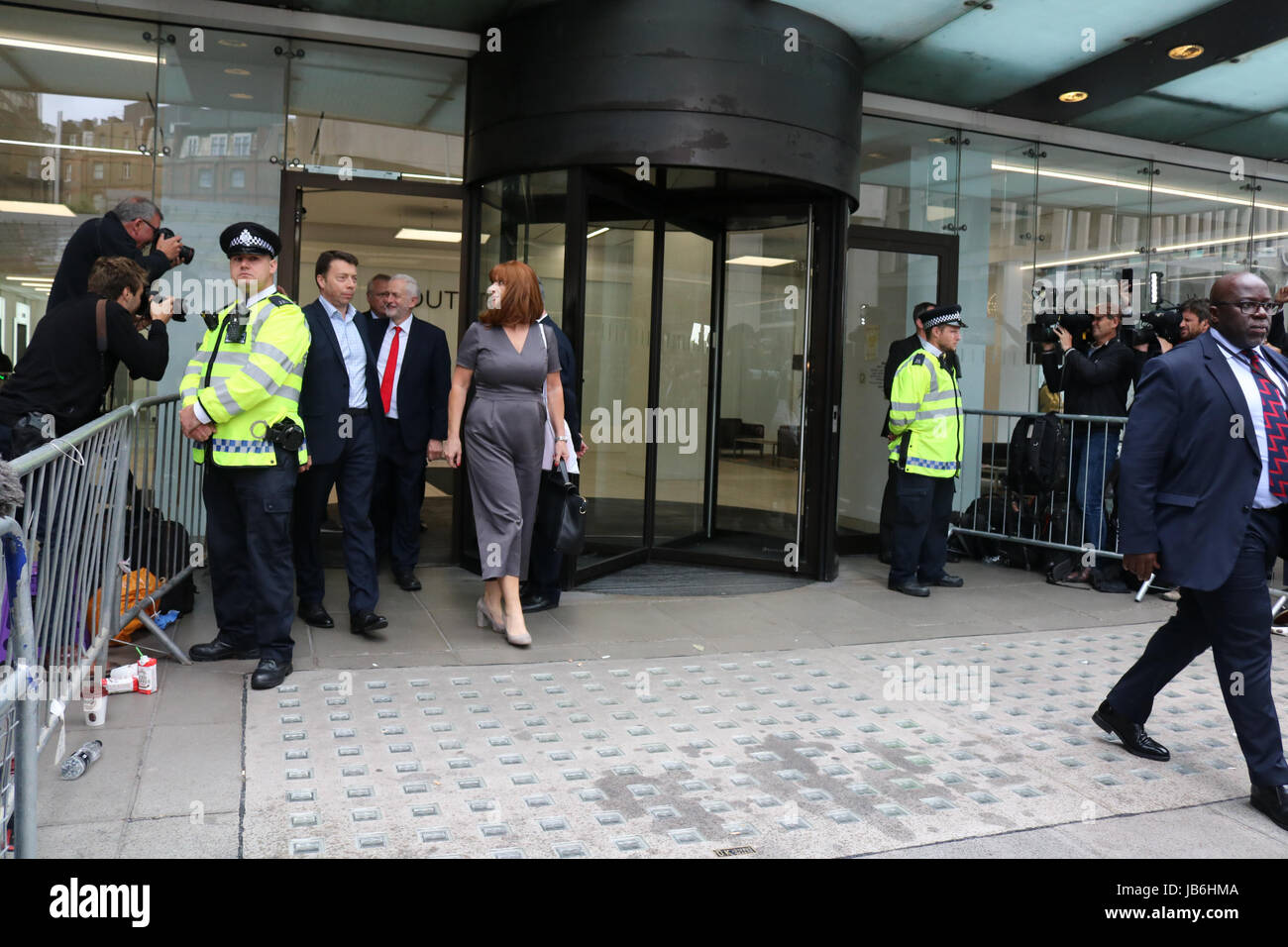 Londra REGNO UNITO. Il 9 giugno 2017. Leader laburista Jeremy Corbyn lascia partito sede a Londra dopo che fissano meglio di risultati attesi nell'elezione generale risultante in un Parlamento appeso Credito: amer ghazzal/Alamy Live News Foto Stock