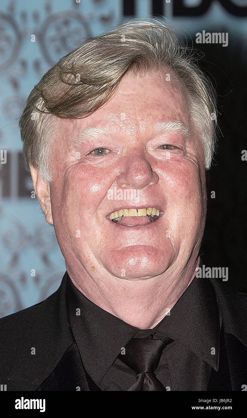 File. 31 Maggio, 2017. Robert Michael Morris (6 maggio 1940 al 30 maggio 2017) era un attore americano. Egli era noto per il suo co-starring ruolo come Mickey Deane in realtà televisione falsificare la rimonta e come il sig. Lunt nella serie di breve durata ha acceso Wilde. Scrisse anche oltre 100 giochi. Nella foto: Set 18, 2005; Los Angeles, CA, Stati Uniti d'America; ROBERT MICHAEL MORRIS all'HBO Emmy Party presso il Pacific Design Center dopo il 2005 Emmy Awards. Credito: Vaughn Youtz/ZUMAPRESS.com/Alamy Live News Foto Stock