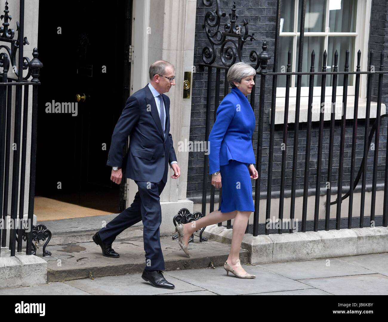Londra, Regno Unito. 09 Giugno, 2017. Theresa Maggio lascia Downing Street per andare a Buckingham Palace Credito: Finnbarr Webster/Alamy Live News Foto Stock