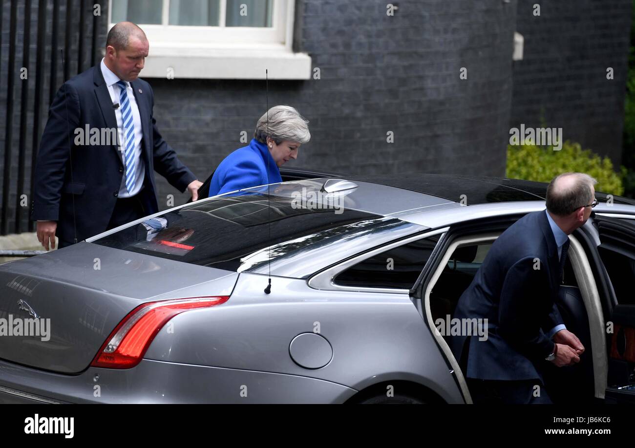 Londra, Regno Unito. 09 Giugno, 2017. Theresa Maggio lascia Downing Street per andare a Buckingham Palace Credito: Finnbarr Webster/Alamy Live News Foto Stock