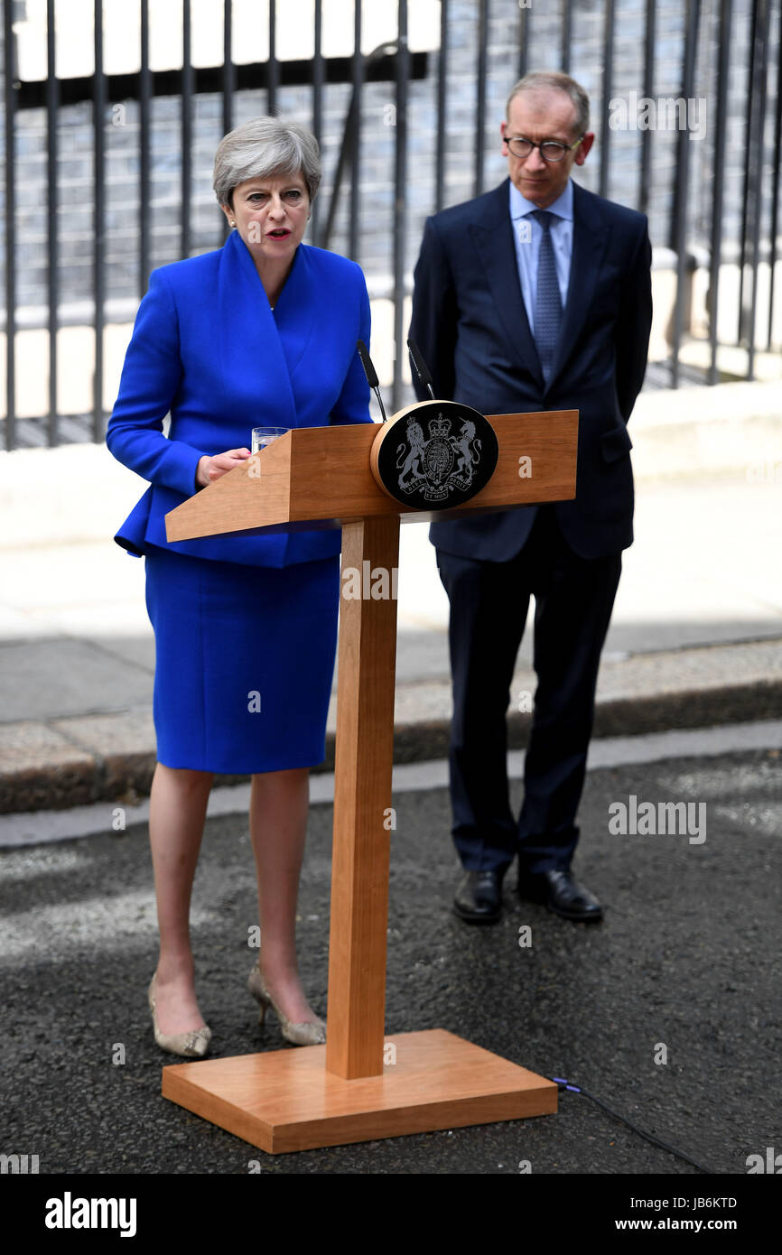 Londra, Regno Unito. Il 9 giugno, 2017. Il primo ministro Theresa Maggio e il marito Phillip Credito: Finnbarr Webster/Alamy Live News Foto Stock