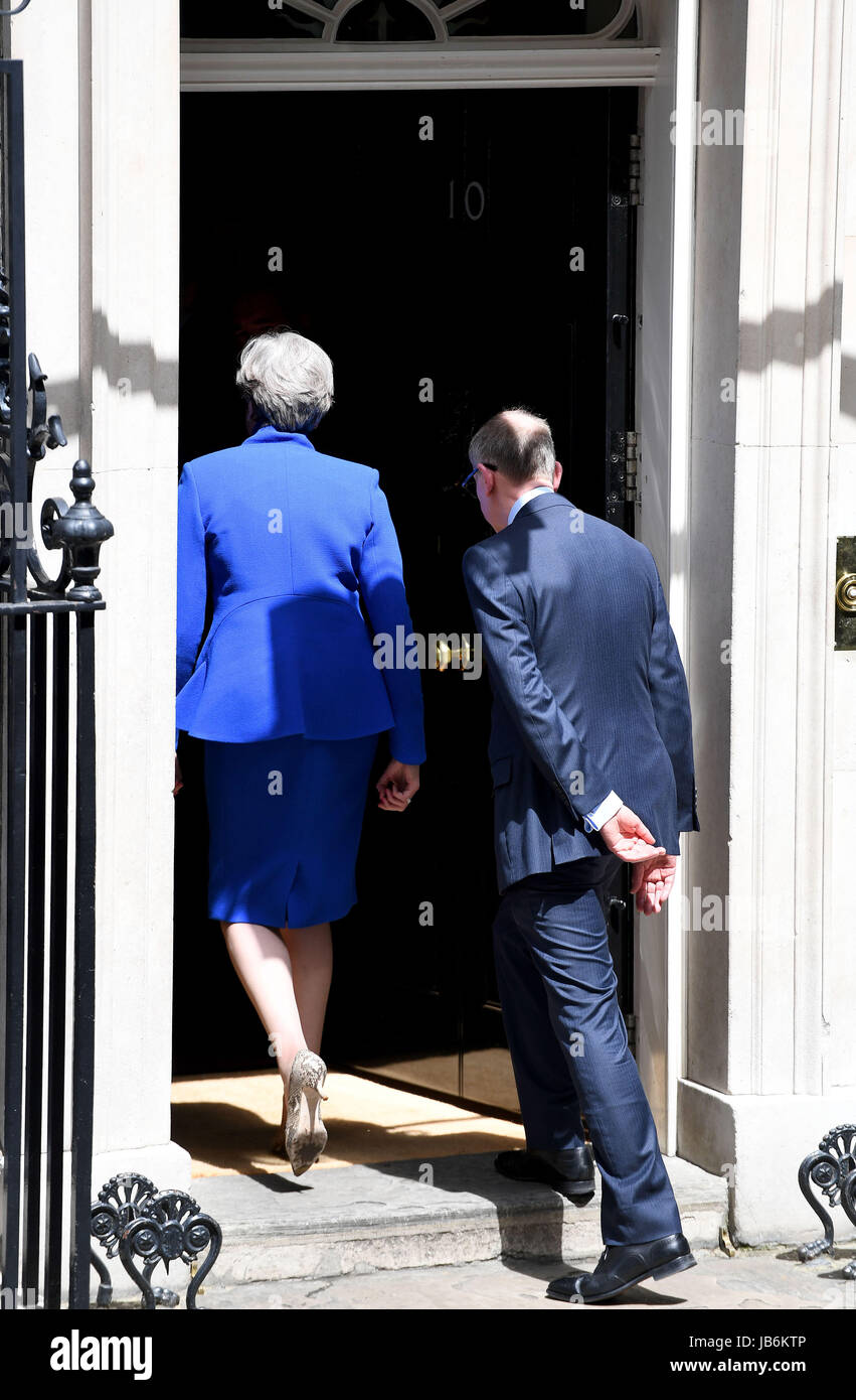 Londra, Regno Unito. Il 9 giugno, 2017. Il primo ministro Theresa Maggio e il marito Phillip Credito: Finnbarr Webster/Alamy Live News Foto Stock