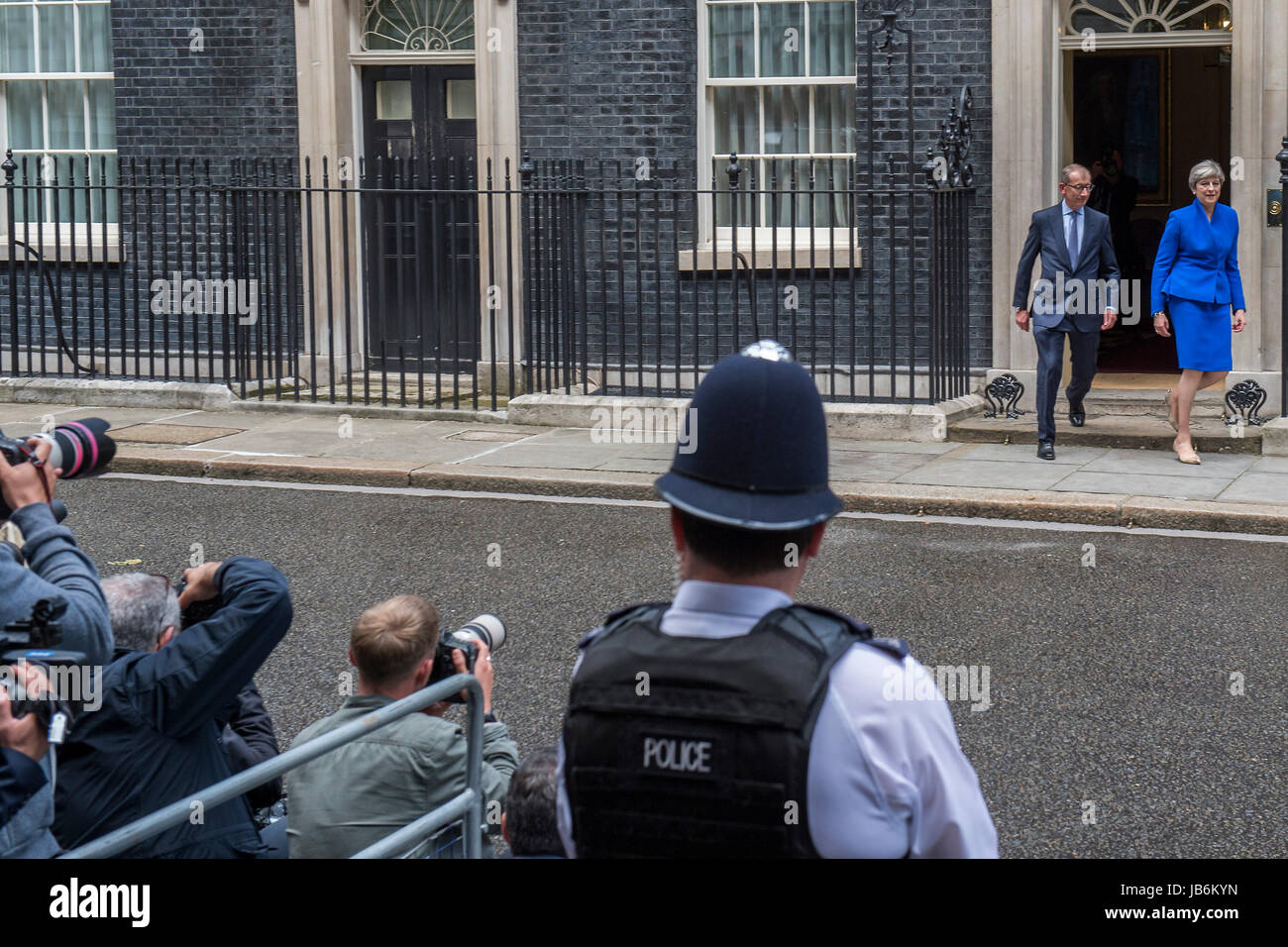 Londra, Regno Unito. Il 9 giugno, 2017. Theresa Maggio teste fuori per raccontare la Regina che lei andrà a formare un governo di coalizione con la DUP, Downing Street, Londra, Regno Unito. 09 Giugno, 2017. Credito: Guy Bell/Alamy Live News Foto Stock