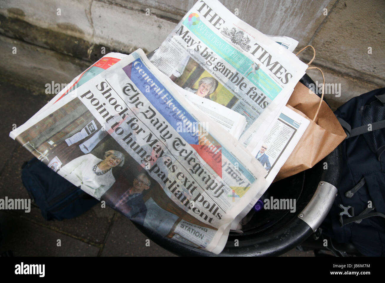 Londra, Regno Unito. Il 9 giugno, 2017. Quotidiani in bin in Downing Street. Credito: Dinendra Haria/Alamy Live News Foto Stock