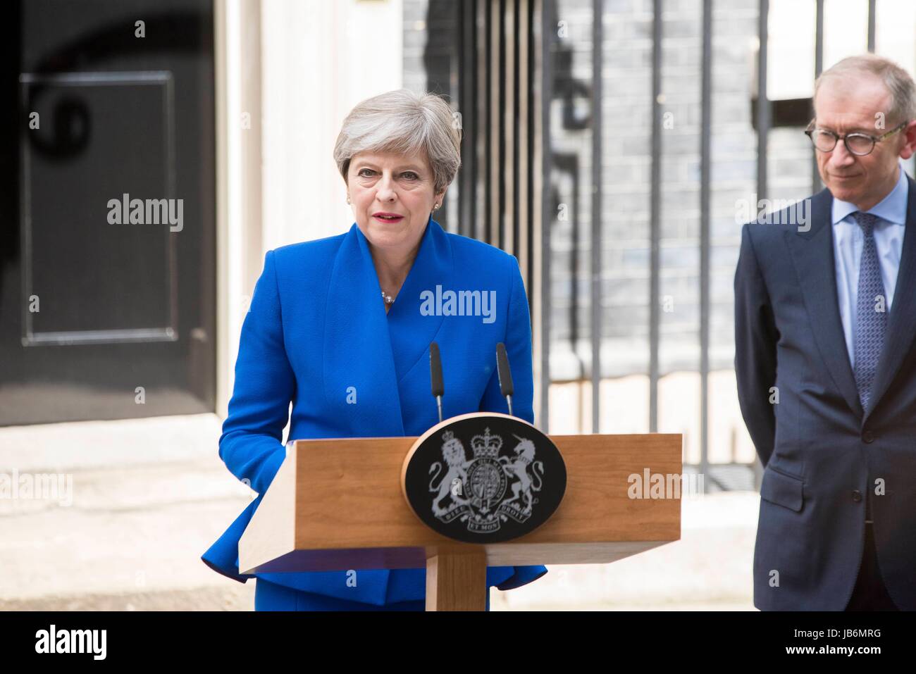 Londra, Regno Unito. Il 9 giugno, 2017. Un parlamento appeso come può non riesce a conquistare la maggioranza. Il primo ministro Theresa Maggio al 10 di Downing Street a Londra il venerdì dopo aver visitato la Regina Elisabetta II, un giorno dopo le elezioni generali in Gran Bretagna. Londra, Regno Unito. 09/06/2017 | Utilizzo di credito in tutto il mondo: dpa picture alliance/Alamy Live News Foto Stock