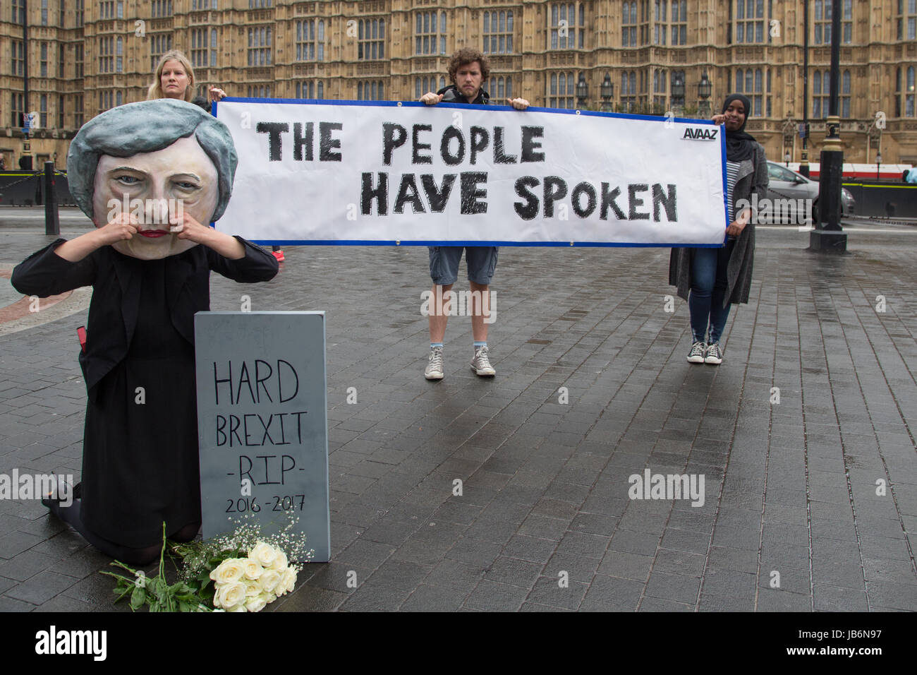 Londra, Regno Unito. Il 9 giugno, 2017. Gli attivisti di global movimento di cittadini Avaaz dimostrare dopo il Regno Unito le elezioni generali : Theresa Maggio big-fantoccio testa piange sulla tomba di hard Brexit dopo aver appeso il parlamento credito shock: Thabo Jaiyesimi/Alamy Live News Foto Stock