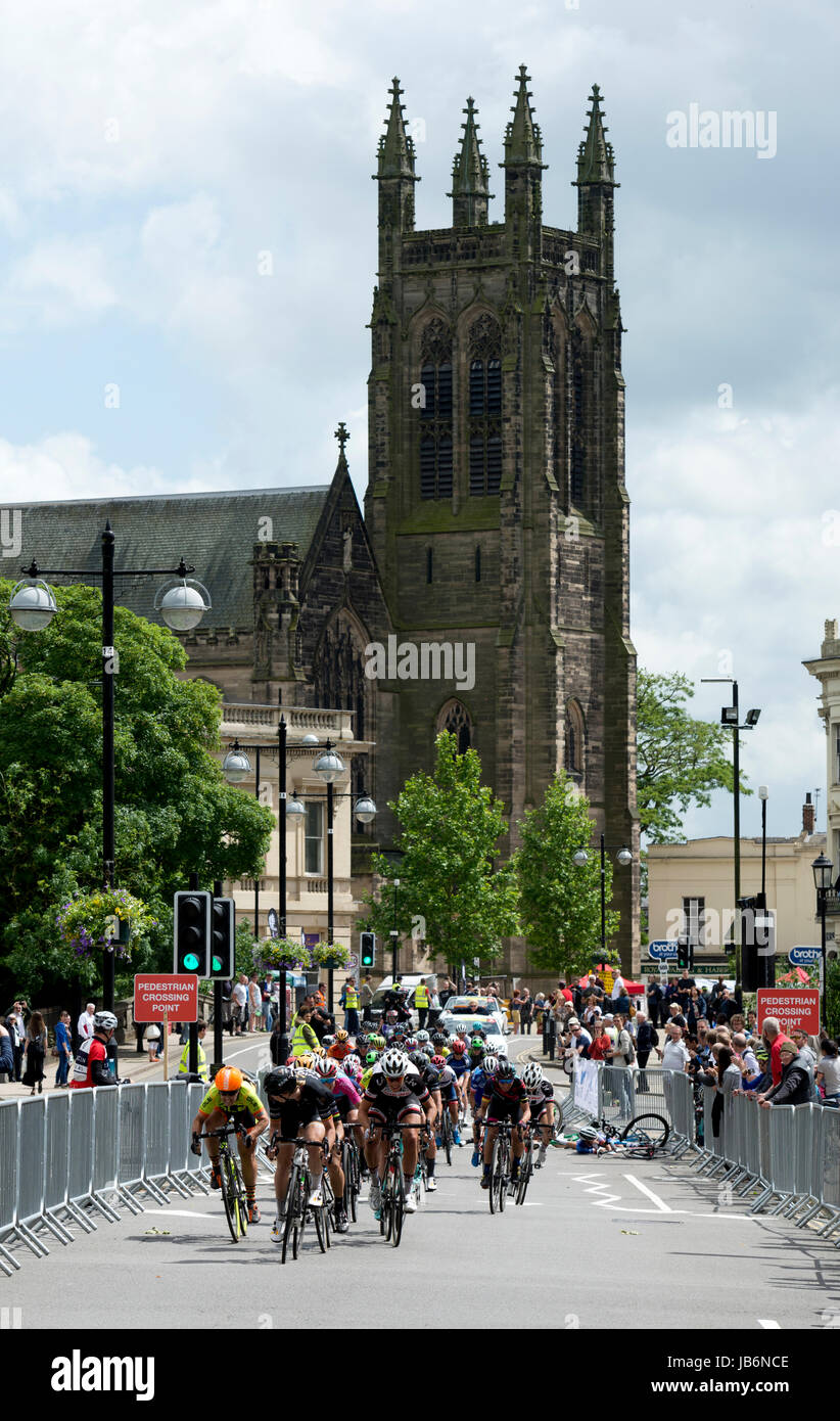 Leamington Spa Warwickshire, Regno Unito. Il 9 giugno, 2017. Regno Unito. I ciclisti si avvicinano al traguardo in Leamington Spa dello stadio 3 dell'Ovo energia donna Tour con tutti i Santi la Chiesa Parrocchiale formando uno sfondo. Credito: Colin Underhill/Alamy Live News Foto Stock