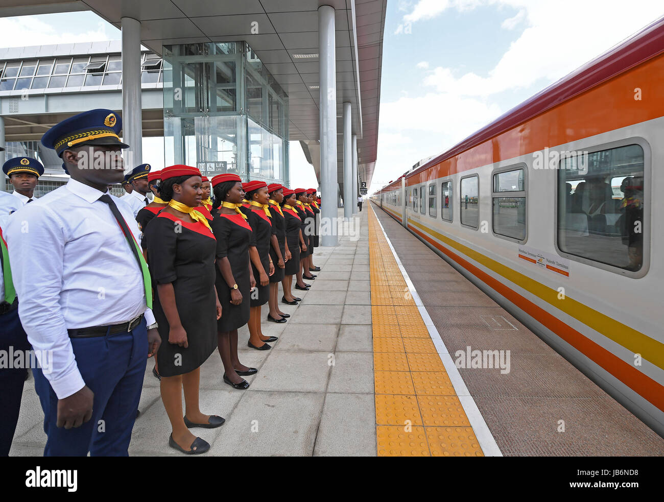 (170609) -- Nairobi, 9 giugno 2017 (Xinhua) -- Steward stare accanto a un treno al suo arrivo a Nairobi, in Kenya, il 9 giugno 2017. Quasi 12.000 passeggeri hanno viaggiato su di recente ha lanciato delle ferrovie a scartamento normale (SGR) collegando il Kenya città portuale di Mombasa con la sua capitale Nairobi nella settimana che termina il mercoledì, operatore ha detto giovedì. (Xinhua/Chen Cheng) (ZF) Foto Stock