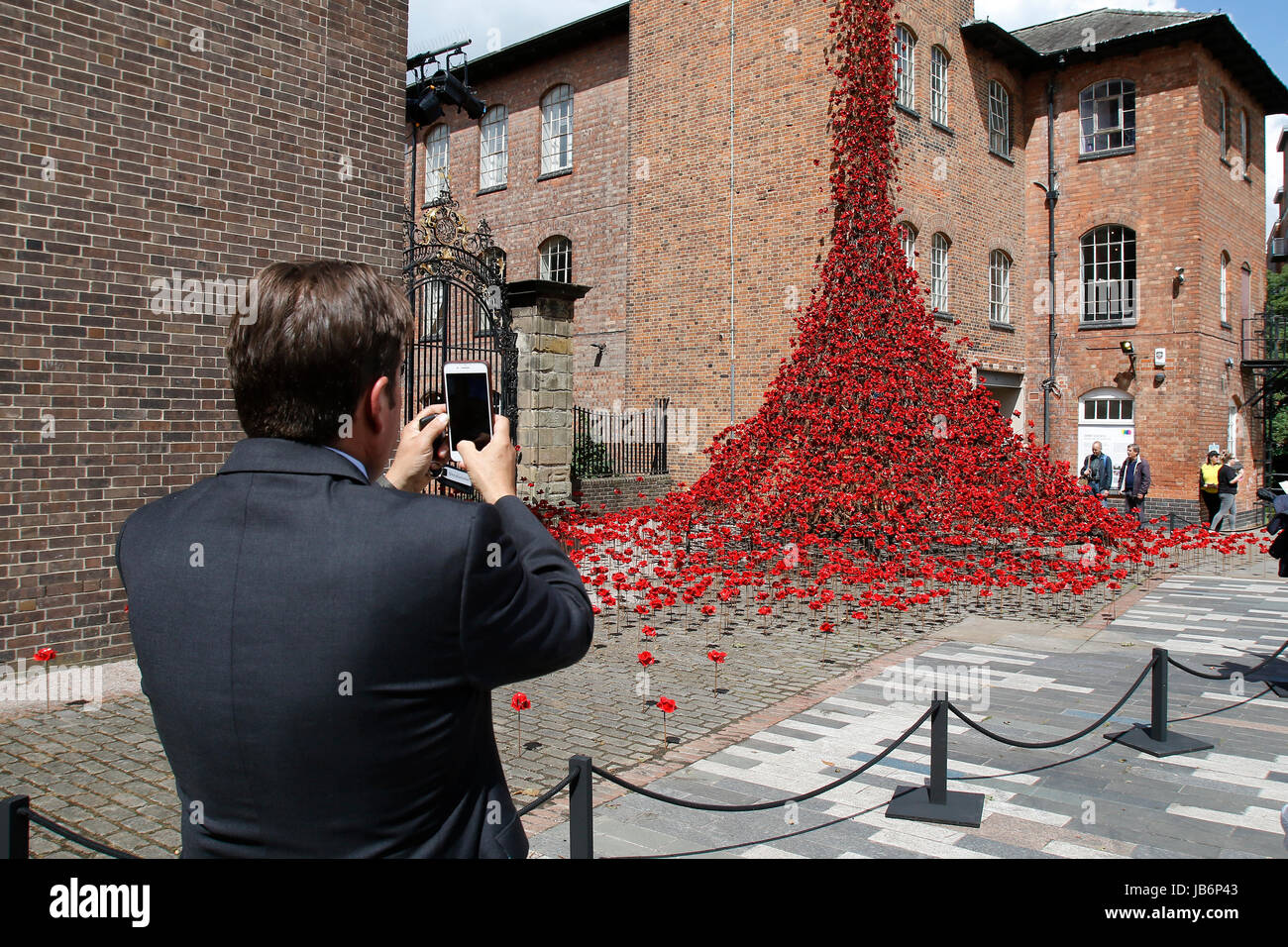 Londra, Regno Unito. Il 9 giugno, 2017. In primo luogo la piena esposizione in pubblico di pianto della finestra di visualizzazione di papavero a Derby seta torre del Mulino. Il display è costituito da diverse migliaia di fiori in ceramica creati dal Derbyshire Paul Cummins e faceva parte del magnifico sangue spazzata di terre e mari di rosso mostra presso la Torre di Londra nel 2014. Derby, Regno Unito. Il 9 giugno 2017. Credito: Richard Holmes/Alamy Live News Foto Stock