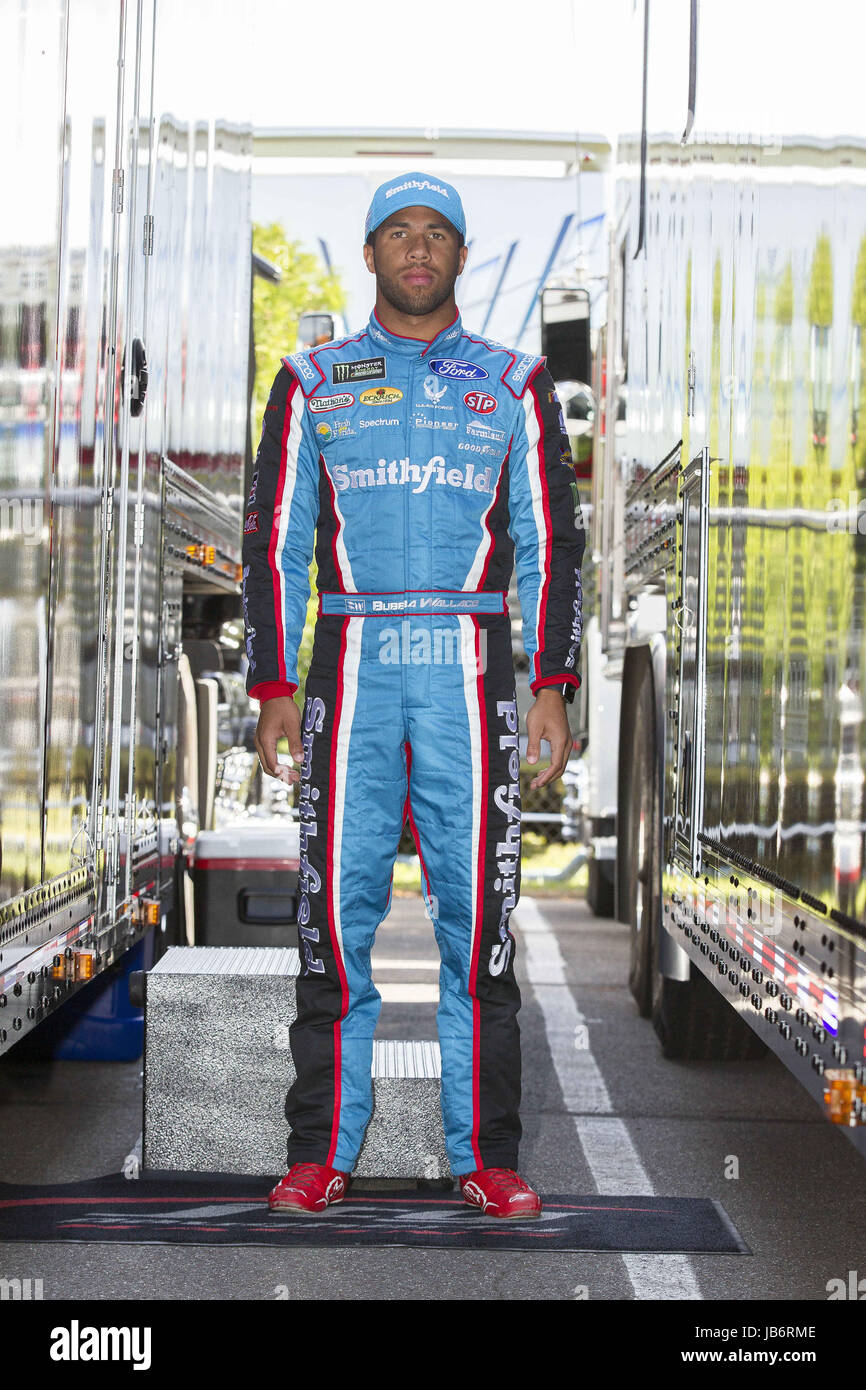 Lunga vasca, PA, Stati Uniti d'America. Il 9 giugno, 2017. Giugno 09, 2017 - lunga vasca, PA, Stati Uniti d'America: Darrell Wallace, Jr. (43) mette in Richard Petty Motorsports uniforme per la prima volta prima di mettere in pratica per la Pocono 400 in Pocono Raceway in lunga vasca, PA. Credito: Justin R. Noe Asp Inc/ASP/ZUMA filo/Alamy Live News Foto Stock