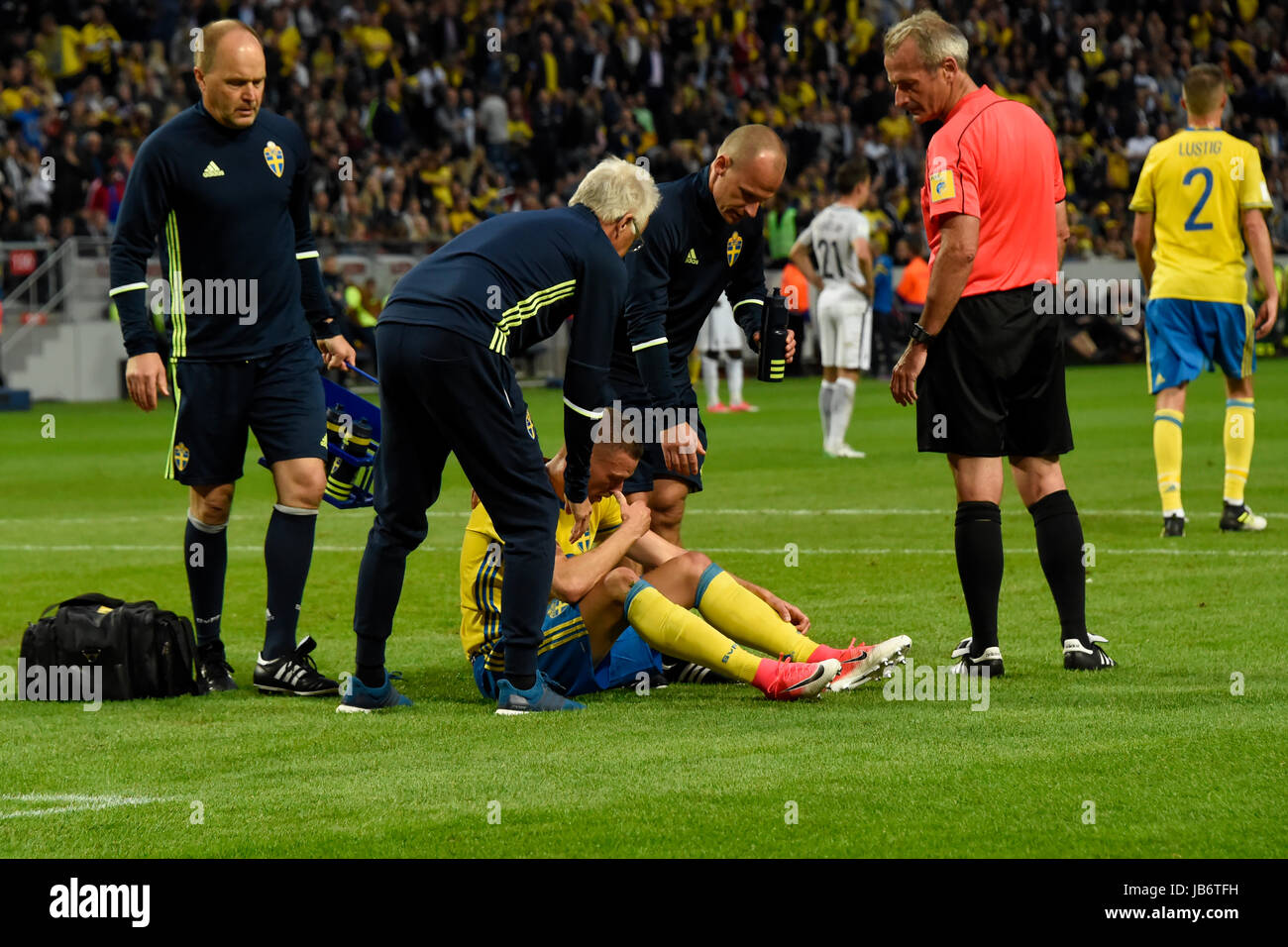 Stoccolma, Svezia. Il 9 giugno, 2017. Svezia 9 Marcus Berg ottenere aiuto dal medico svedese team dopo il colpaccio in connessione con 1-1 goal nella Coppa del Mondo FIFA™ i qualificatori gioco tra la Svezia e la Francia. Credito: Bror Persson/Frilansfotograferna/Alamy Live News Foto Stock