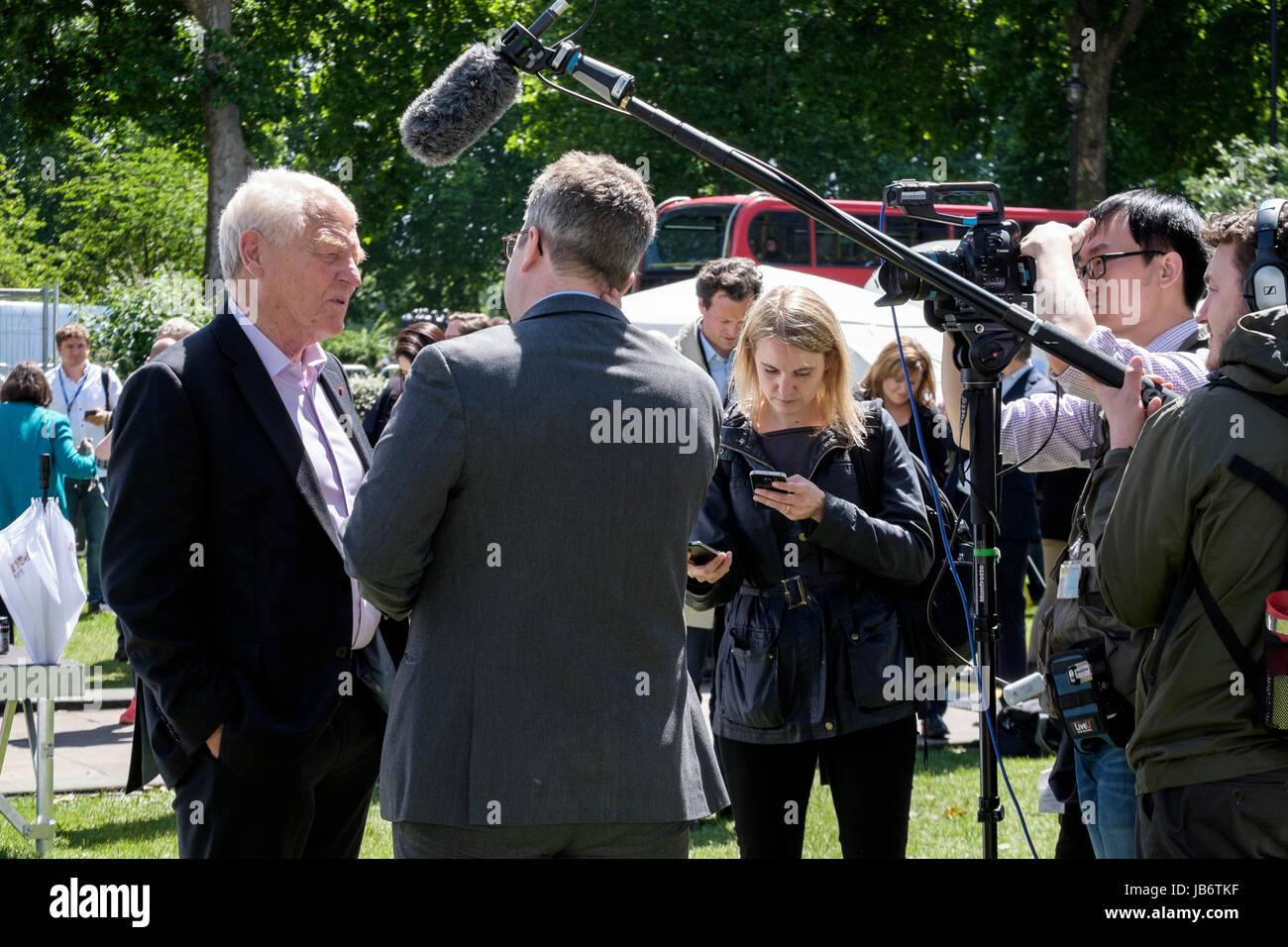 Londra, Regno Unito. 9 Giugno 2017. L'ex leader liberaldemocratico Lord Paddy Ashdown è intervistato dall'equipaggio televisivo dopo le elezioni generali del Regno Unito. Foto Stock