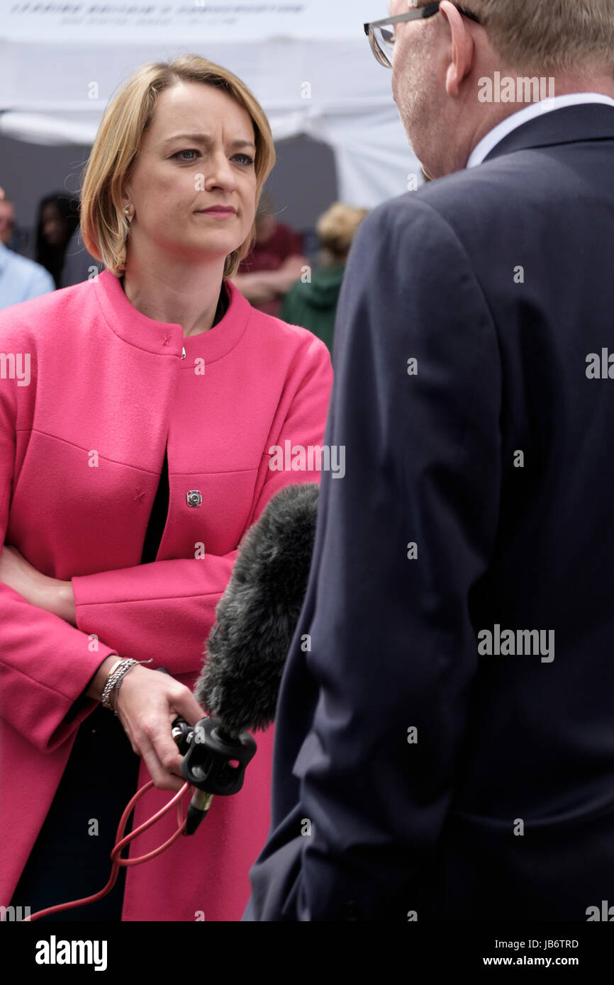 La BBC Political Editor, Laura Kuenssberg, responsabile di un'intervista televisiva. Foto Stock