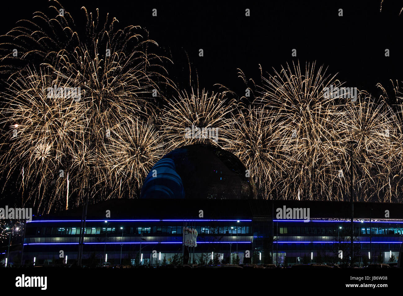 (170609) -- ASTANA, 9 giugno 2017 (Xinhua) -- fuochi d'artificio esplodere durante la cerimonia di apertura del 2017 Astana EXPO di Astana, Kazakistan, in data 9 giugno 2017. (Xinhua/Wu Zhuang) Foto Stock