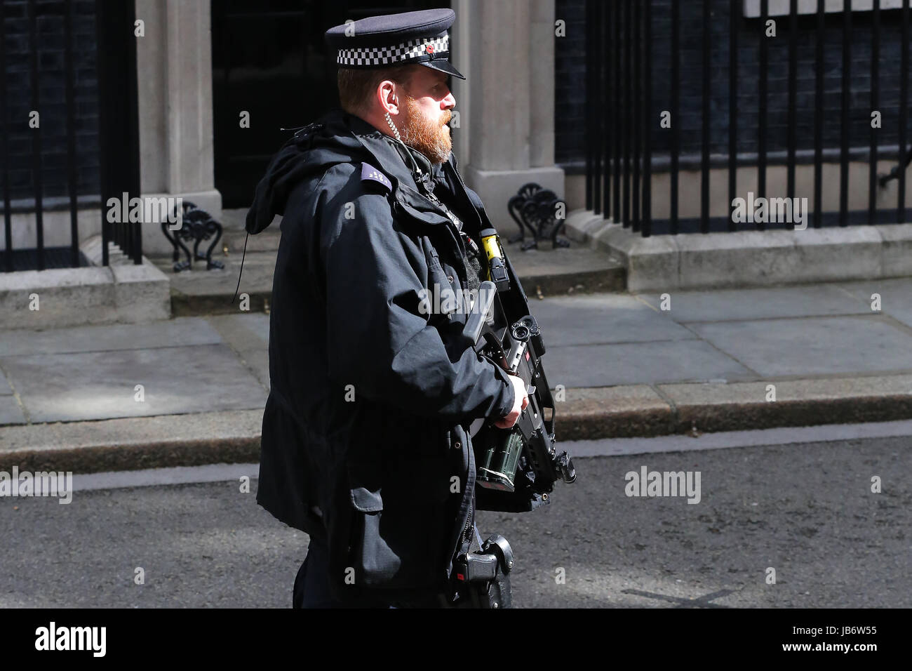 Downing Street. Londra, Regno Unito. Il 9 giugno, 2017. I funzionari di polizia a Downing Street prima che il Primo Ministro britannico Theresa Maggio fa una dichiarazione di Downing Street sui risultati delle elezioni generali britanniche 2017. Credito: Dinendra Haria/Alamy Live News Foto Stock