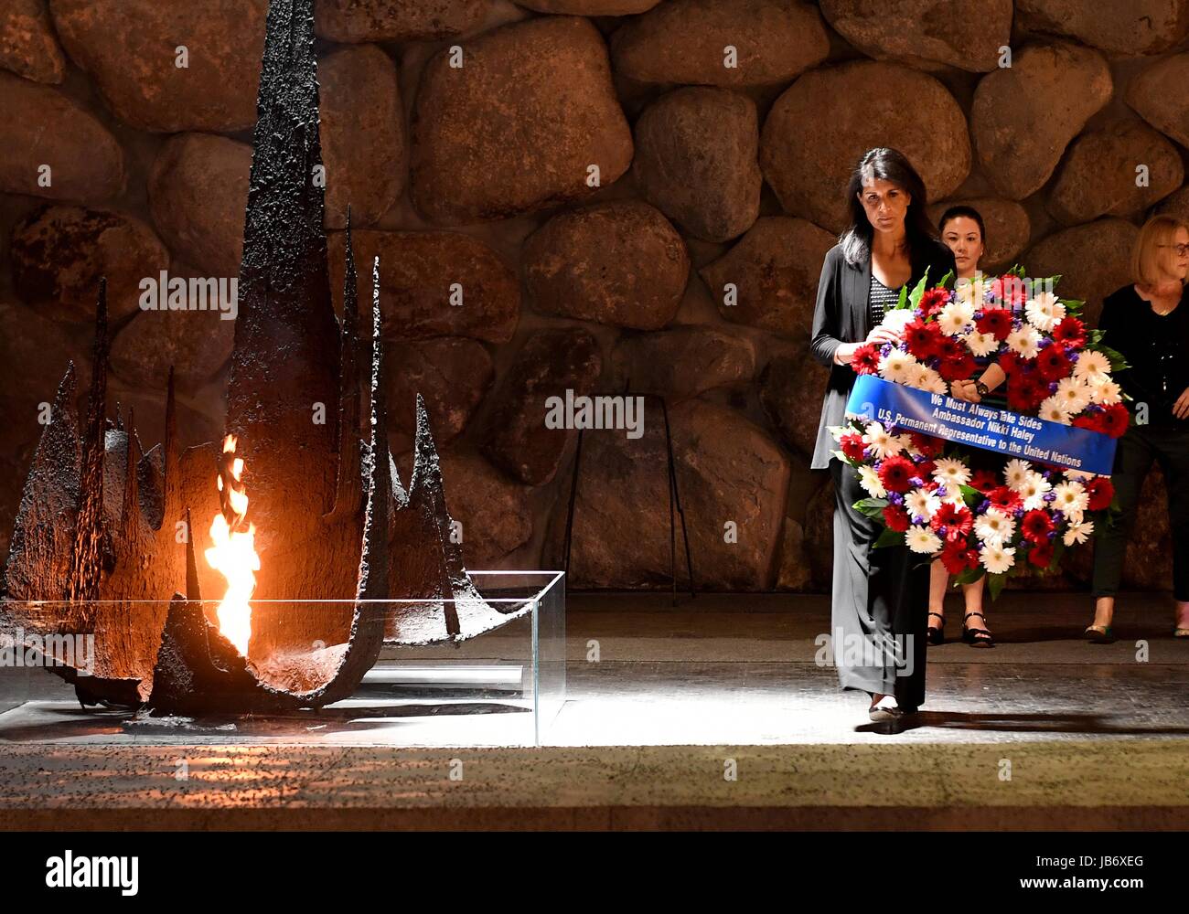 Gerusalemme, Israele. 09 Giugno, 2017. Stati Uniti Rappresentante permanente presso le Nazioni Unite, Ambasciatore Nikki Haley pone una corona al Mausoleo di Yad Vashem Holocaust Museum Giugno 9, 2017 a Gerusalemme, Israele. Haley hanno visitato la mostra, deposto una corona presso la Sala del ricordo e ha firmato il libro degli ospiti. Credito: Planetpix/Alamy Live News Foto Stock