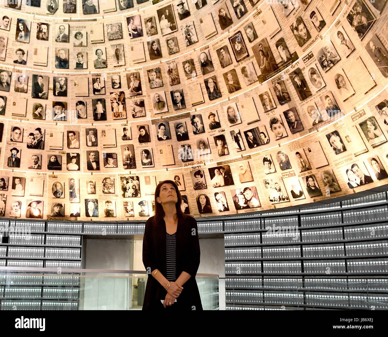 Gerusalemme, Israele. 09 Giugno, 2017. Stati Uniti Rappresentante permanente presso le Nazioni Unite, Ambasciatore Nikki Haley Opinioni Hall del ricordo presso lo Yad Vashem Holocaust Museum Giugno 9, 2017 a Gerusalemme, Israele. Haley hanno visitato la mostra, deposto una corona presso la Sala del ricordo e ha firmato il libro degli ospiti. Credito: Planetpix/Alamy Live News Foto Stock