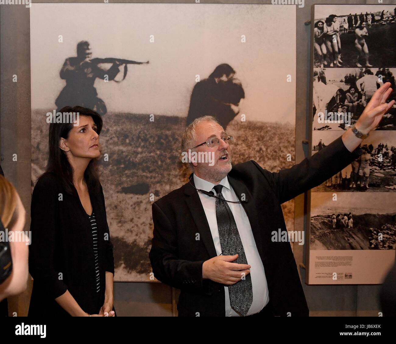 Gerusalemme, Israele. 09 Giugno, 2017. Stati Uniti Rappresentante permanente presso le Nazioni Unite, Ambasciatore Nikki Haley è dato un tour del museo dell'Olocausto di Yad Vashem Giugno 9, 2017 a Gerusalemme, Israele. Haley hanno visitato la mostra, deposto una corona presso la Sala del ricordo e ha firmato il libro degli ospiti. Credito: Planetpix/Alamy Live News Foto Stock