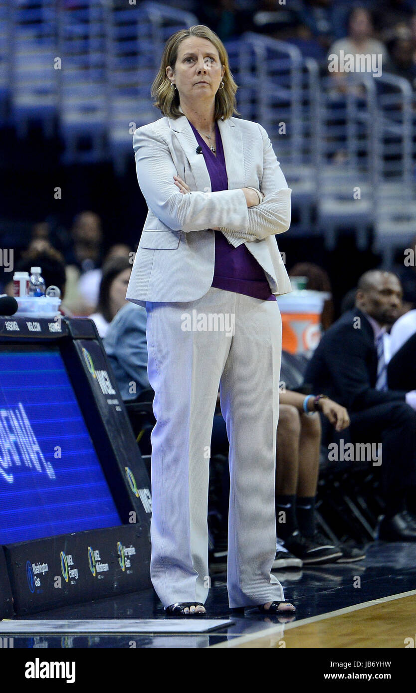 Washington, DC, Stati Uniti d'America. Il 9 giugno, 2017. 20170609 - Minnesota Lynx head coach CHERYL REEVE orologi azione contro il Washington Mystics nella prima metà al Verizon Center di Washington. Credito: Chuck Myers/ZUMA filo/Alamy Live News Foto Stock