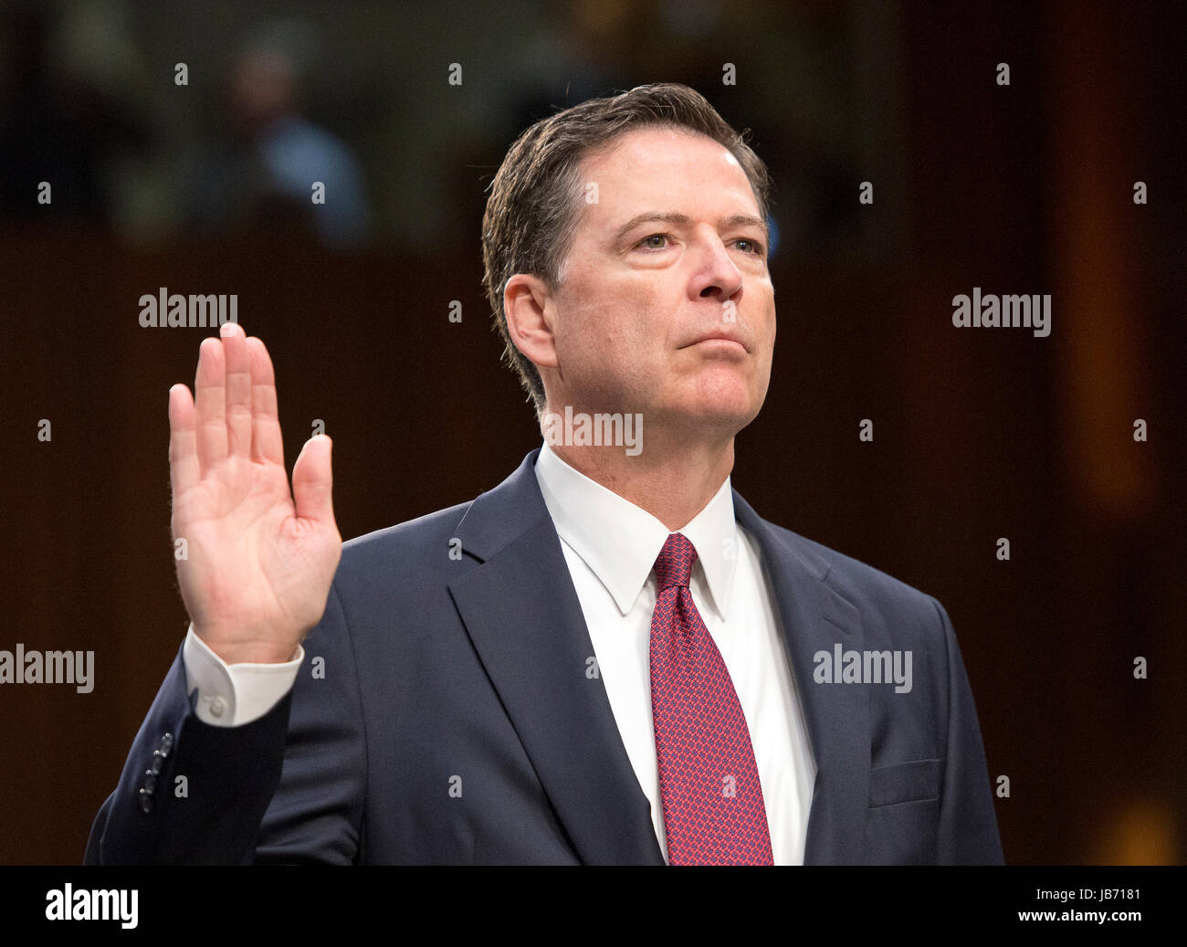 Washington, USA. Il giorno 08 Giugno, 2017. Ex direttore dell'FBI James Comey è giurato a testimoniare prima del senato degli Stati Uniti di Comitato di selezione sulla Intelligence su l'intervento russo nel 2016 elezione presidenziale del Campidoglio di Washington DC, giovedì 8 giugno 2017. Credito: Ron Sachs/CNP (restrizione: NO New York o New Jersey o giornali quotidiani nel raggio di 75 miglia da New York City) - nessun filo SERVICE - foto: Ron Sachs/consolidato/dpa/Alamy Live News Foto Stock