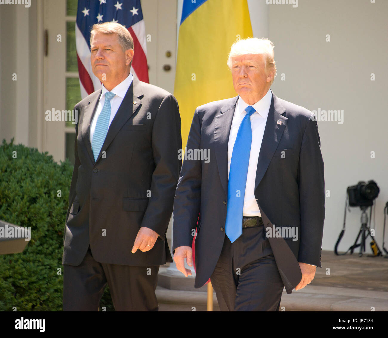 Il Presidente degli Stati Uniti, Trump e Presidente Klaus Werner Ioannis della Romania di lasciare l'Ufficio Ovale per condurre una conferenza stampa congiunta nel Giardino delle Rose della Casa Bianca di Washington, DC il Venerdì, 9 giugno 2017. Nel suo commento, Presidente Trump chiamato James Comey 'un leaker' e impegna gli Stati Uniti a Articolo V della Carta della NATO. Credito: Ron Sachs/CNP - nessun filo SERVICE - foto: Ron Sachs/consolidato/dpa Foto Stock