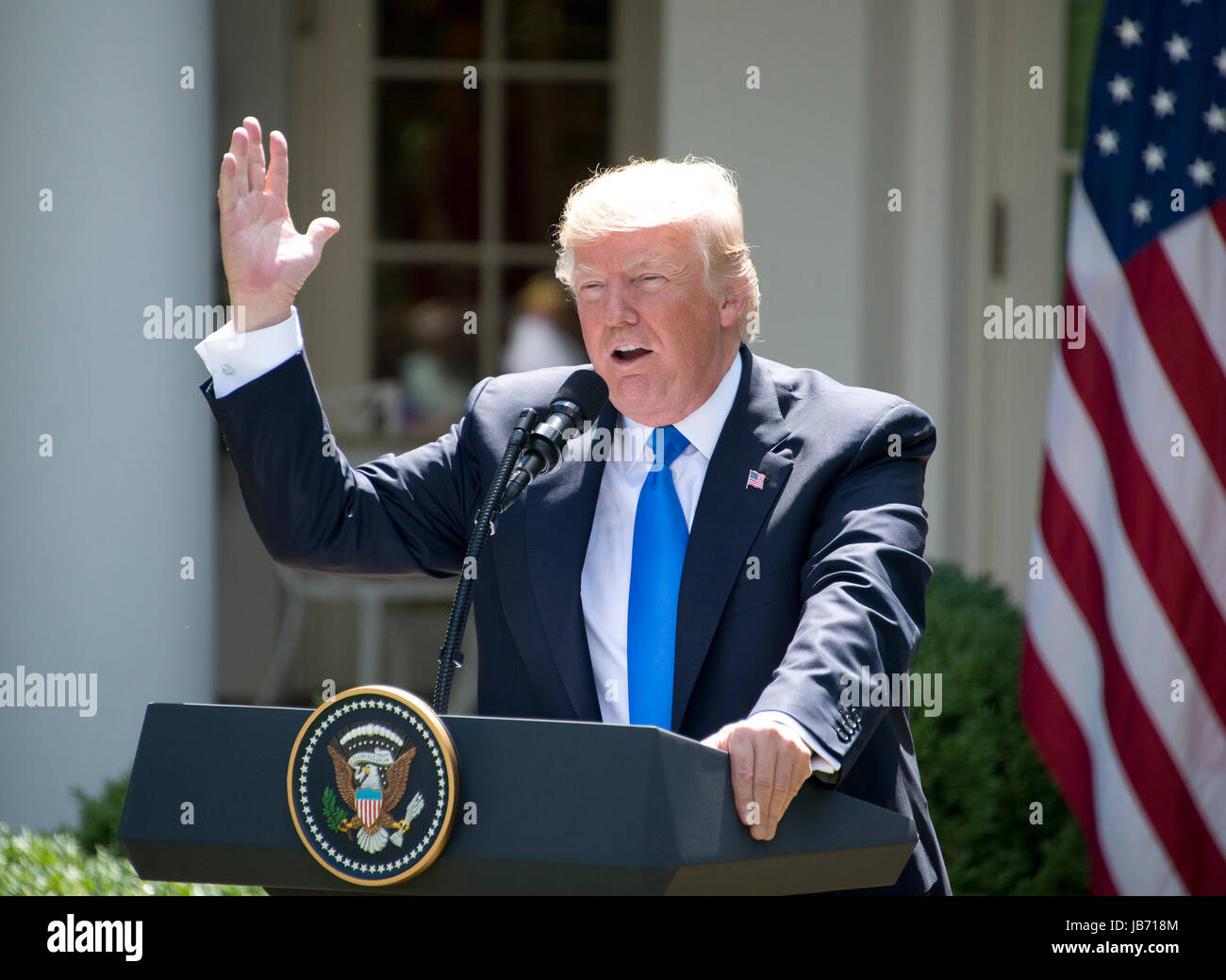 Il Presidente degli Stati Uniti, Trump rende commento come lui e il Presidente Klaus Werner Ioannis della Romania di condurre una conferenza stampa congiunta nel Giardino delle Rose della Casa Bianca di Washington, DC il Venerdì, 9 giugno 2017. Nel suo commento, Presidente Trump chiamato James Comey 'un leaker' e impegna gli Stati Uniti a Articolo V della Carta della NATO. Credito: Ron Sachs/CNP - nessun filo SERVICE - foto: Ron Sachs/consolidato/dpa Foto Stock