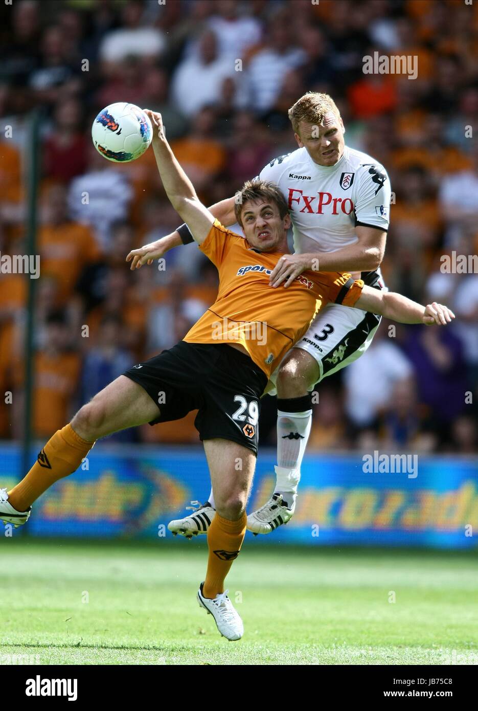 KEVIN DOYLE JOHN ARNE RIISE WOLVERHAMPTON WANDERERS V FULH WOLVERHAMPTON INGHILTERRA 21 Agosto 2011 Foto Stock
