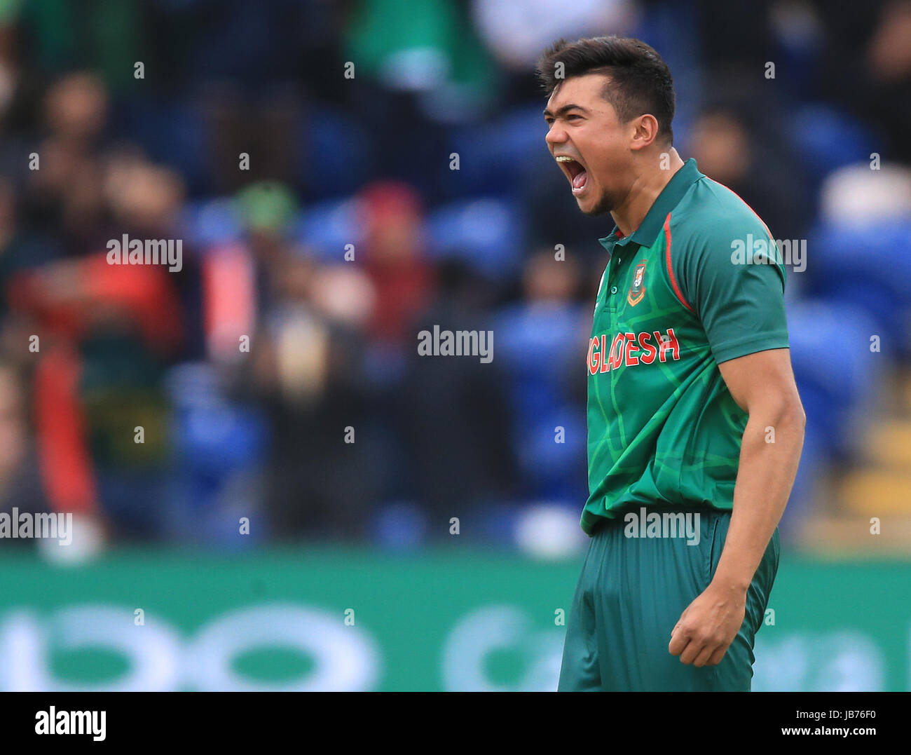 Bangladesh Taskin Ahmed celebra dopo aver preso il paletto della Nuova Zelanda Luca Ronchi durante l'ICC Champions Trophy, Gruppo a corrispondere a Sophia Gardens, Cardiff. Foto Stock